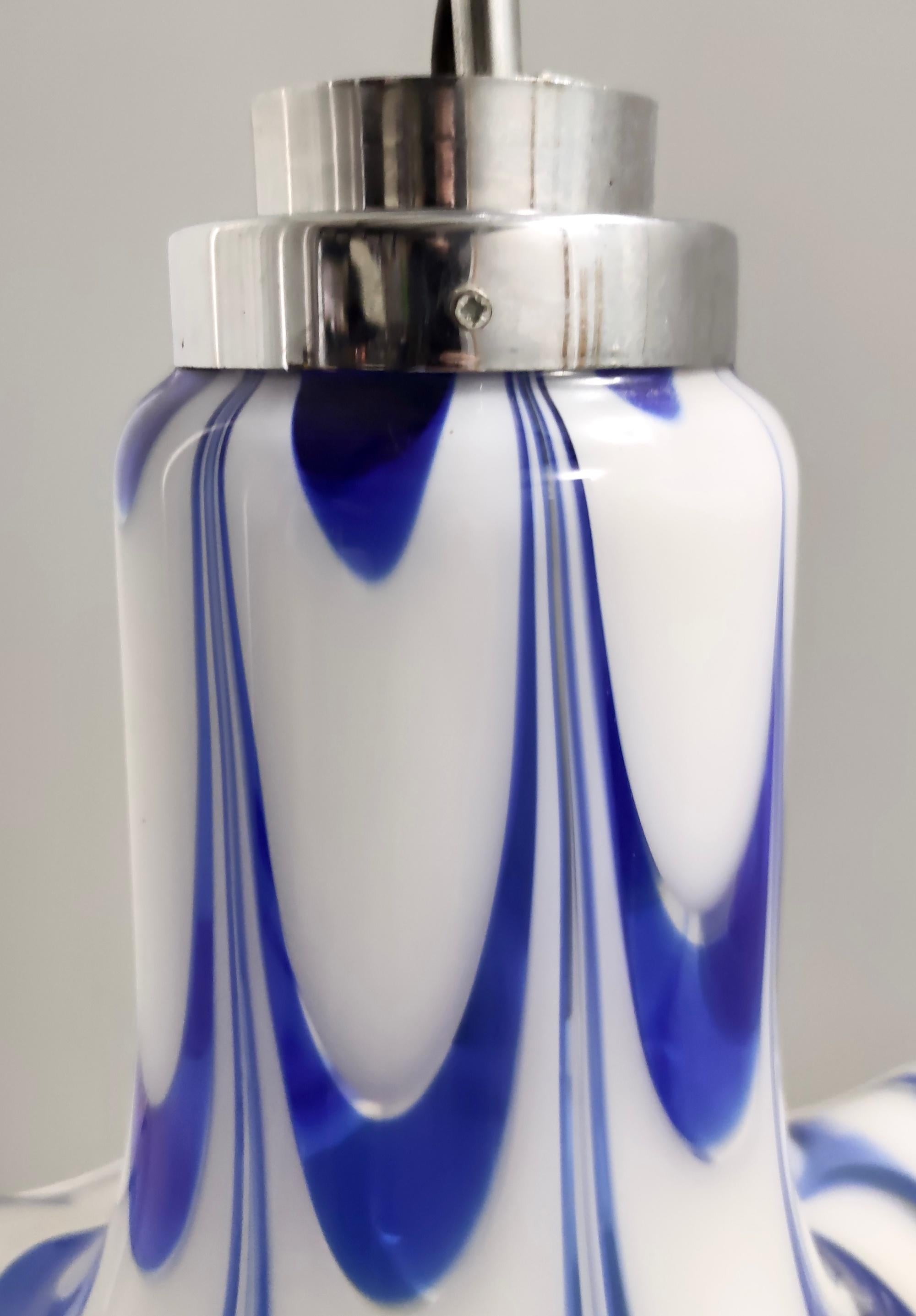 Pendentif cloche en verre de Murano bleu et blanc attribué à Mazzega, Italie, 1970 en vente 7