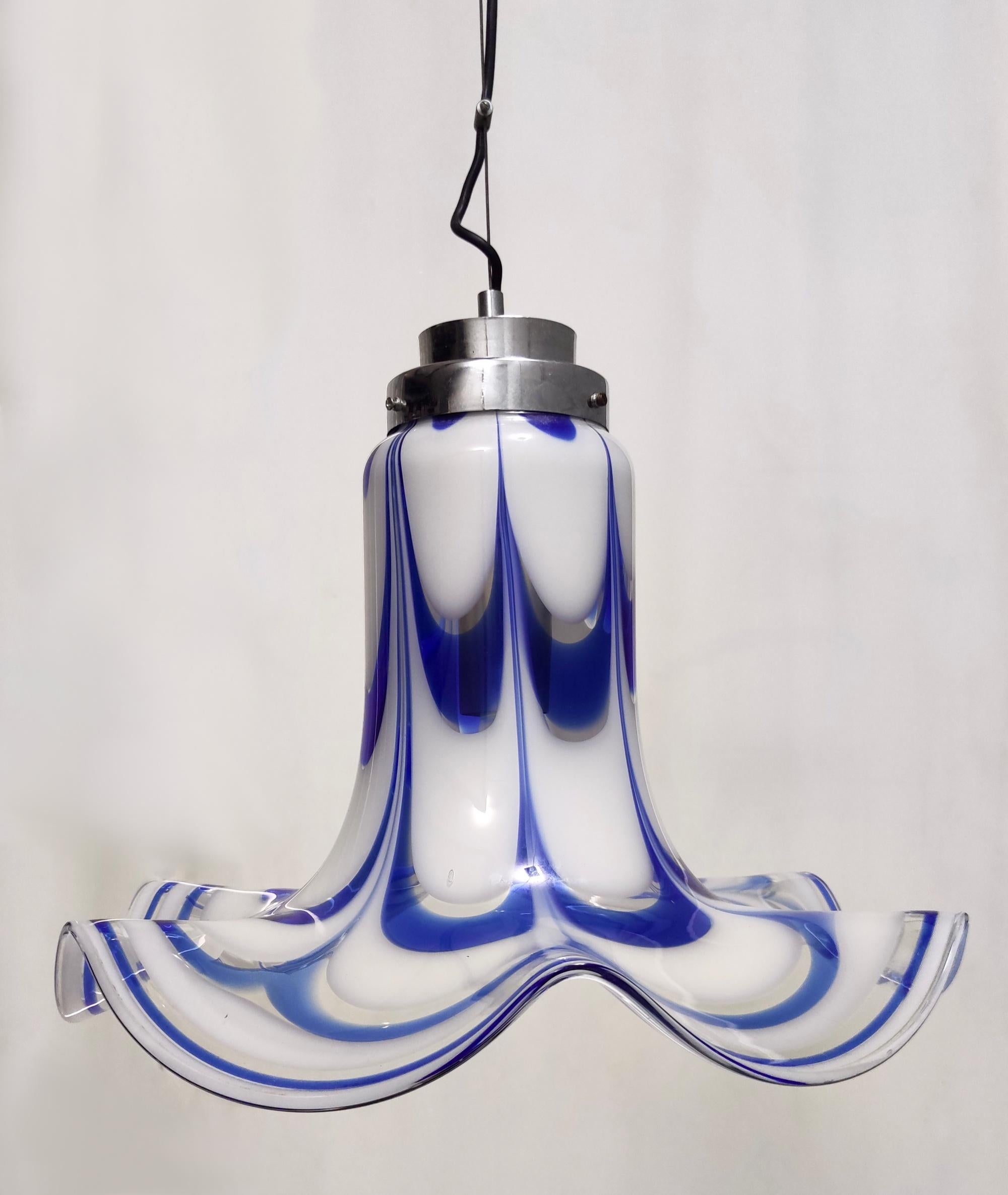 italien Pendentif cloche en verre de Murano bleu et blanc attribué à Mazzega, Italie, 1970 en vente