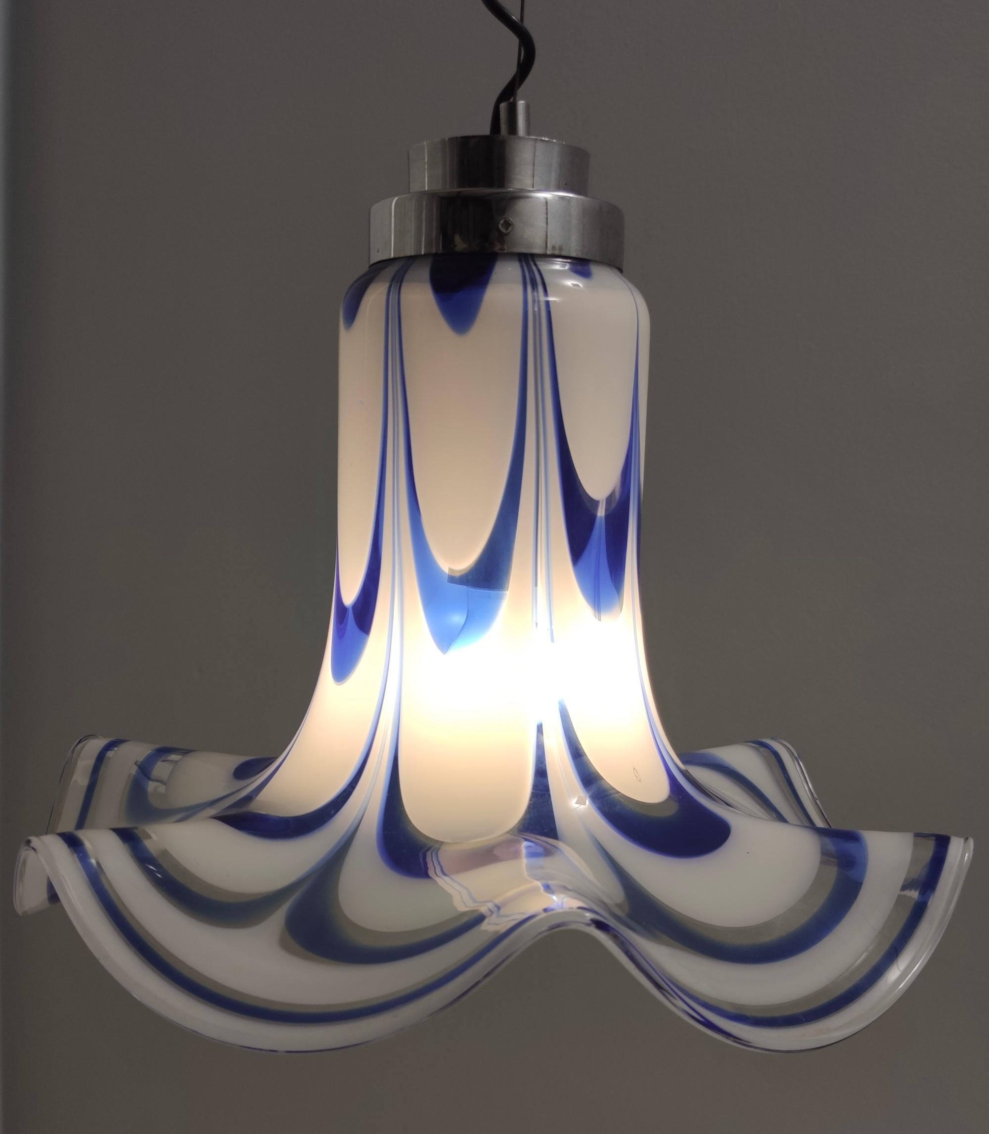 Fin du 20e siècle Pendentif cloche en verre de Murano bleu et blanc attribué à Mazzega, Italie, 1970 en vente