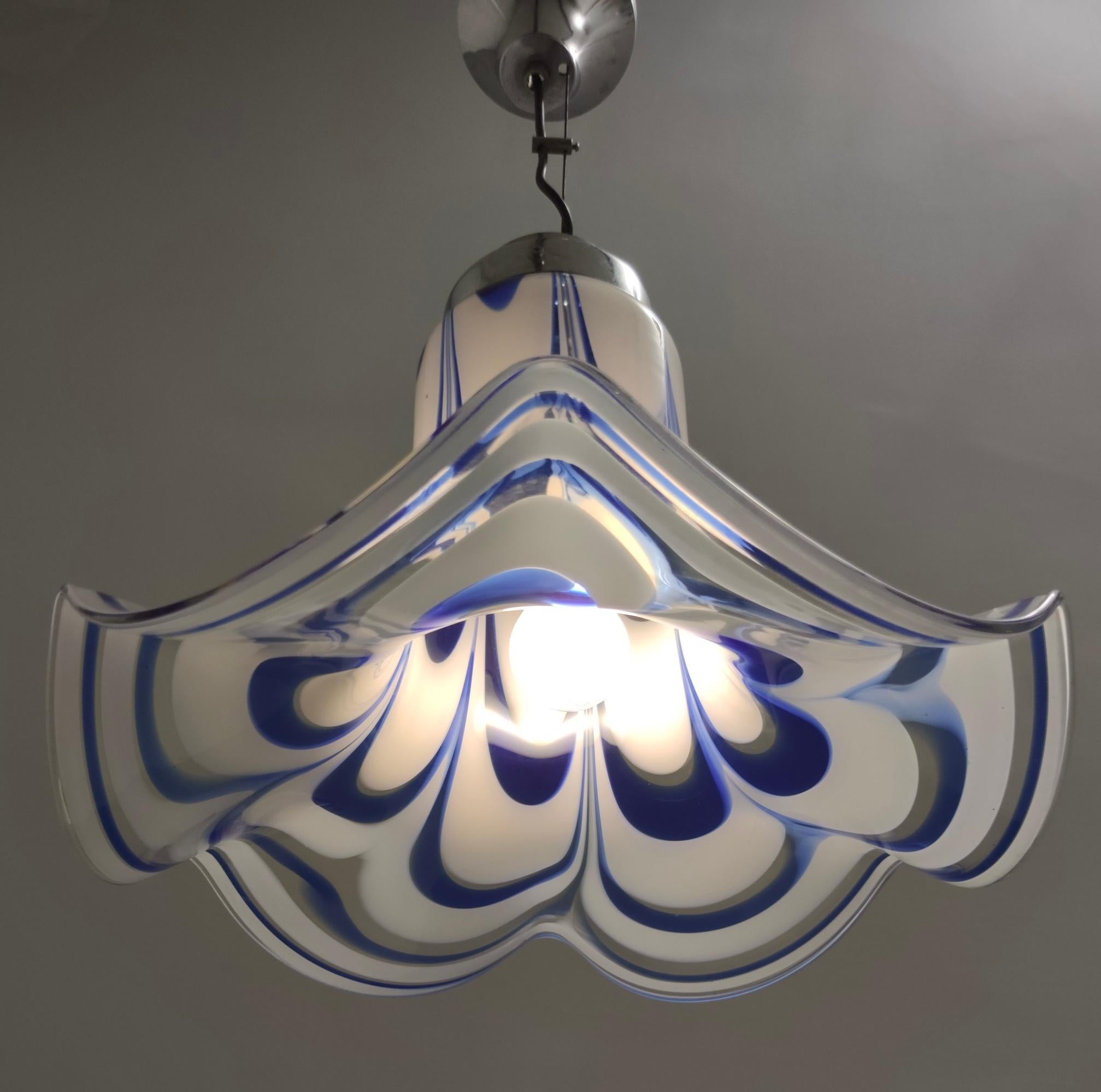 Pendentif cloche en verre de Murano bleu et blanc attribué à Mazzega, Italie, 1970 en vente 1