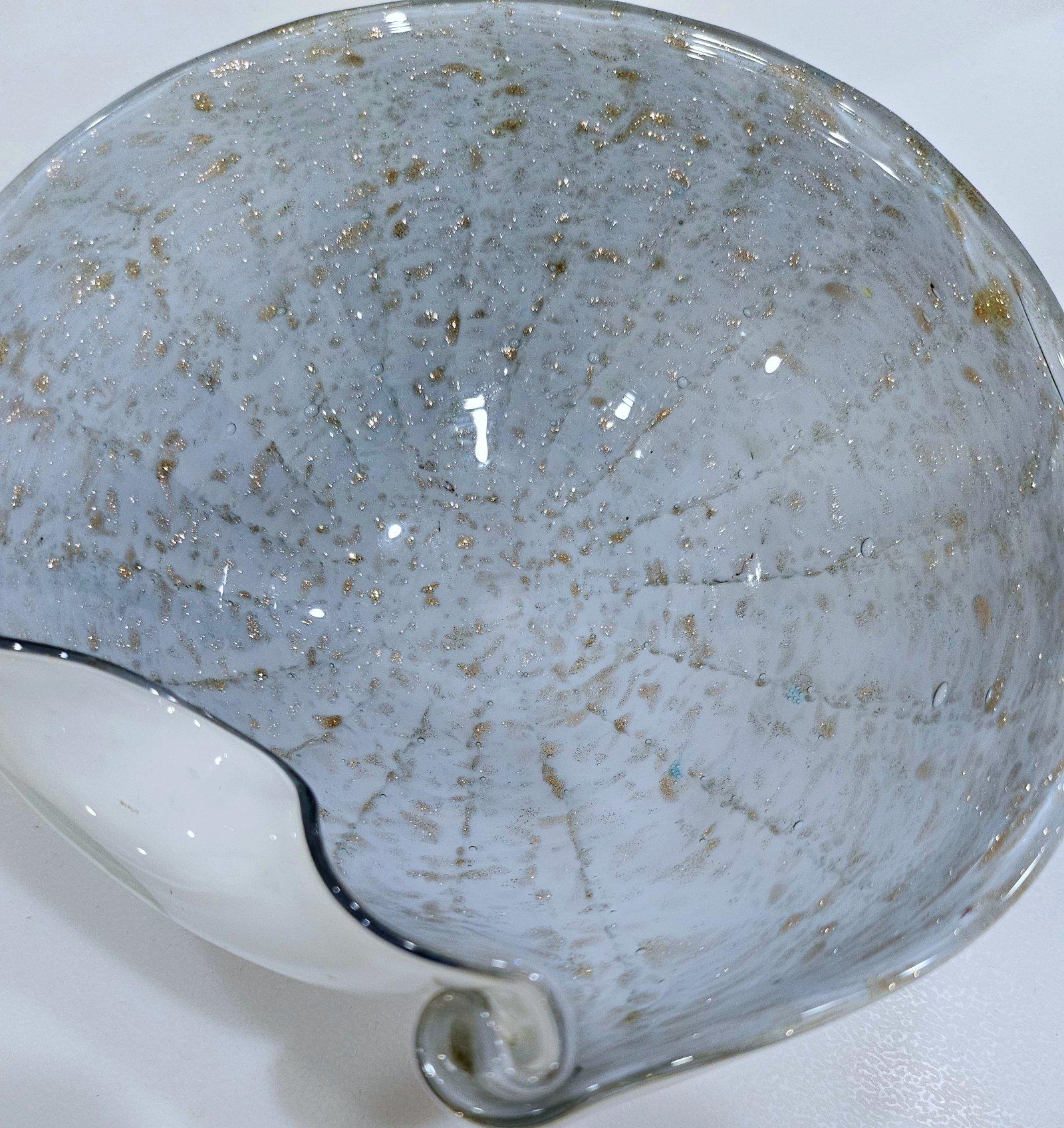 Mid-Century moderno Blue & White Murano Glass Bowl with Copper Aventurine by Fratelli Toso in vendita