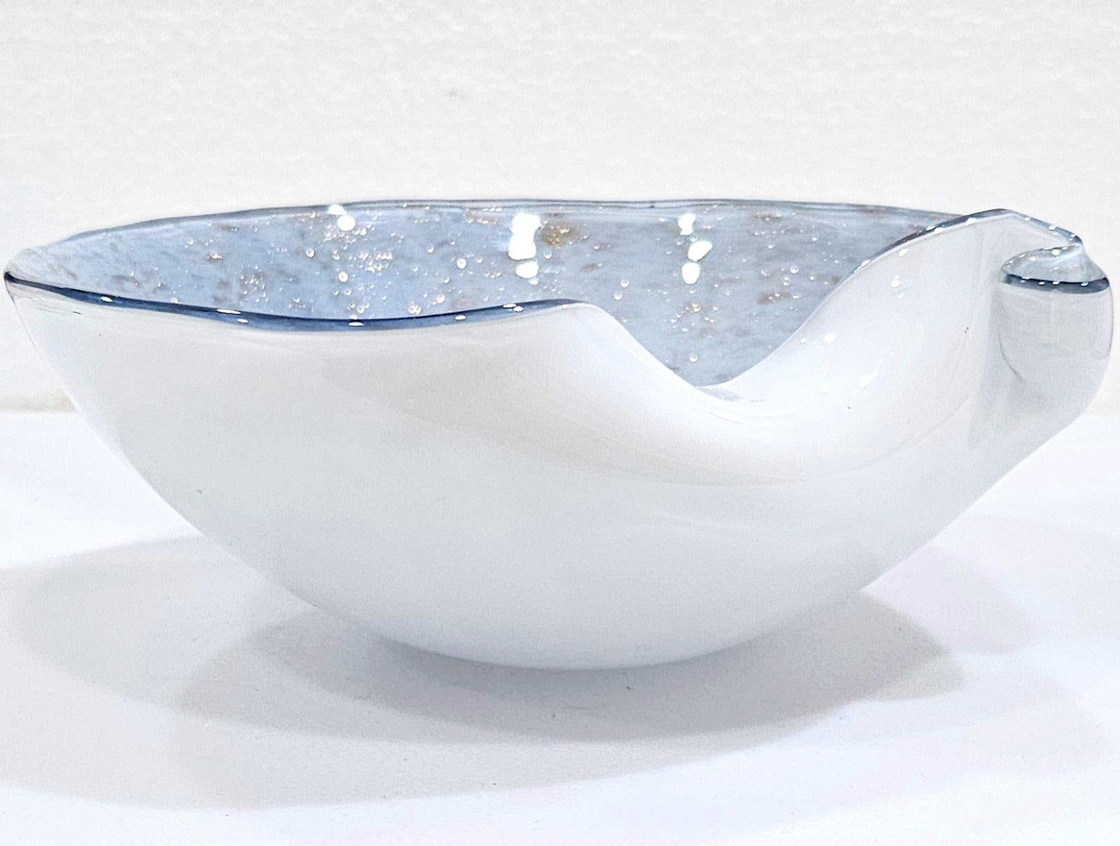 Blue & White Murano Glass Bowl with Copper Aventurine by Fratelli Toso In condizioni buone in vendita a Warrenton, OR
