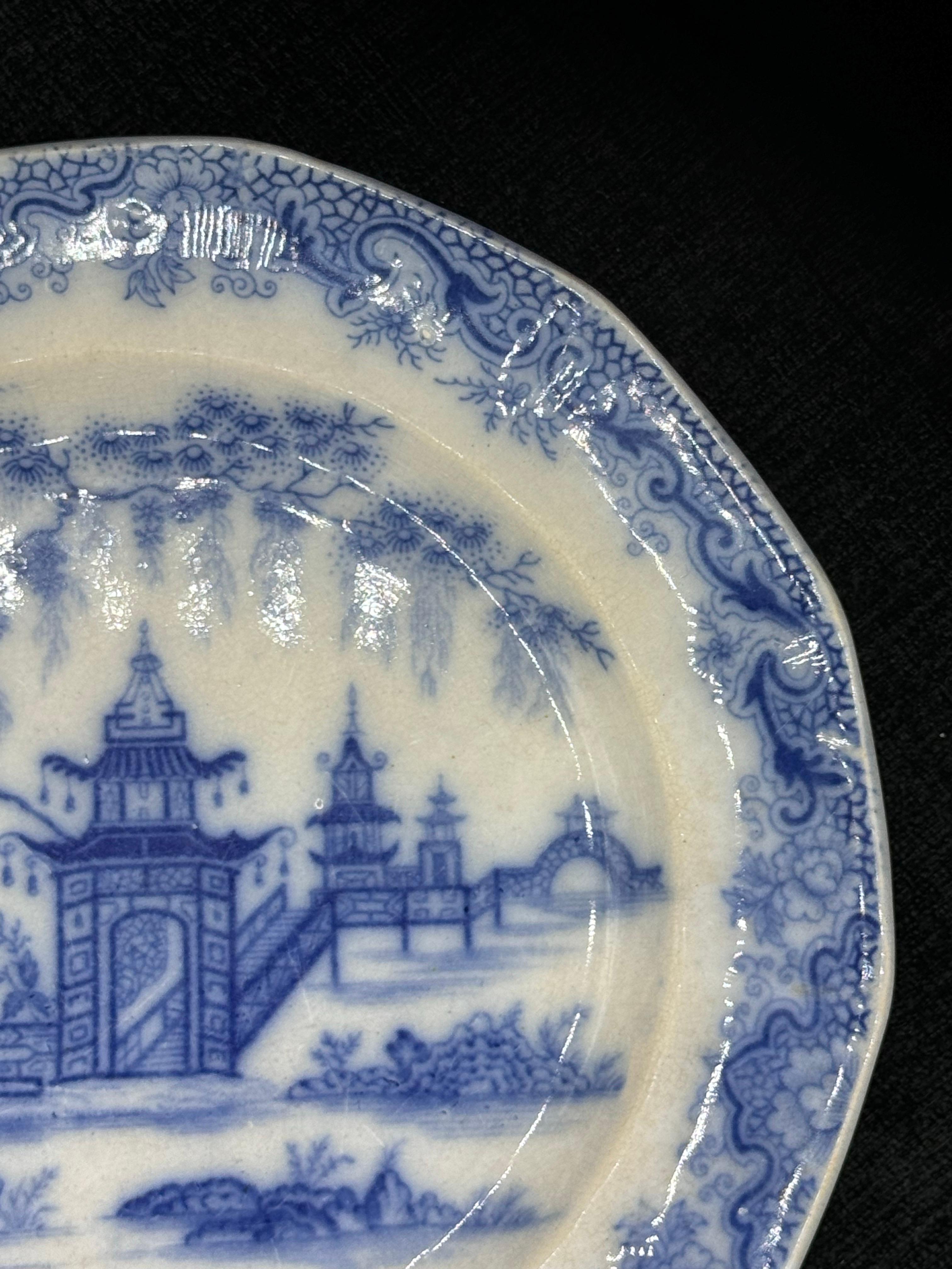 Blau-weißer Teller 8.25 Staffordshire Transferware Whampoa Muster (Gebrannt) im Angebot