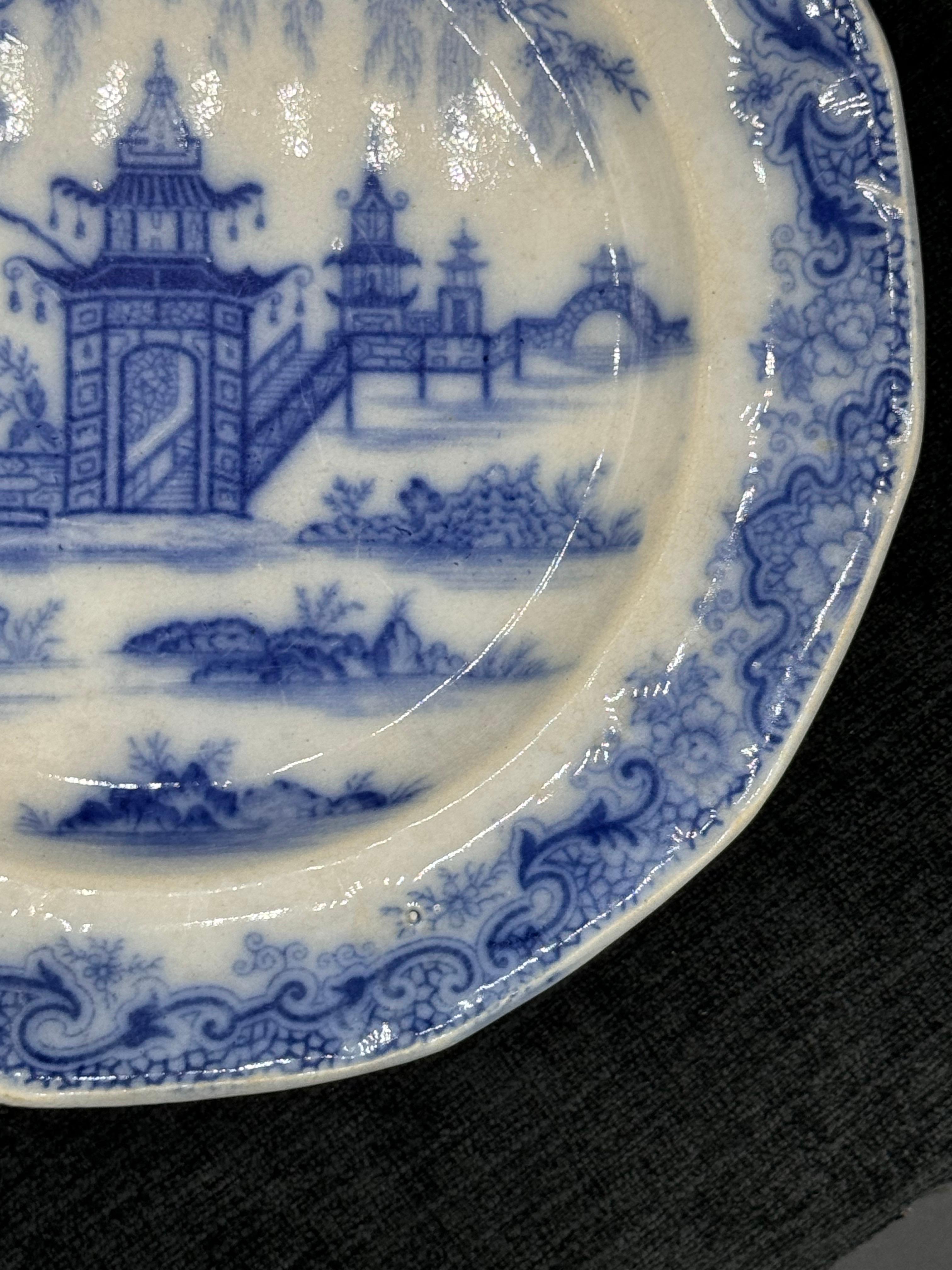 Blau-weißer Teller 8.25 Staffordshire Transferware Whampoa Muster im Zustand „Gut“ im Angebot in Huntington, NY
