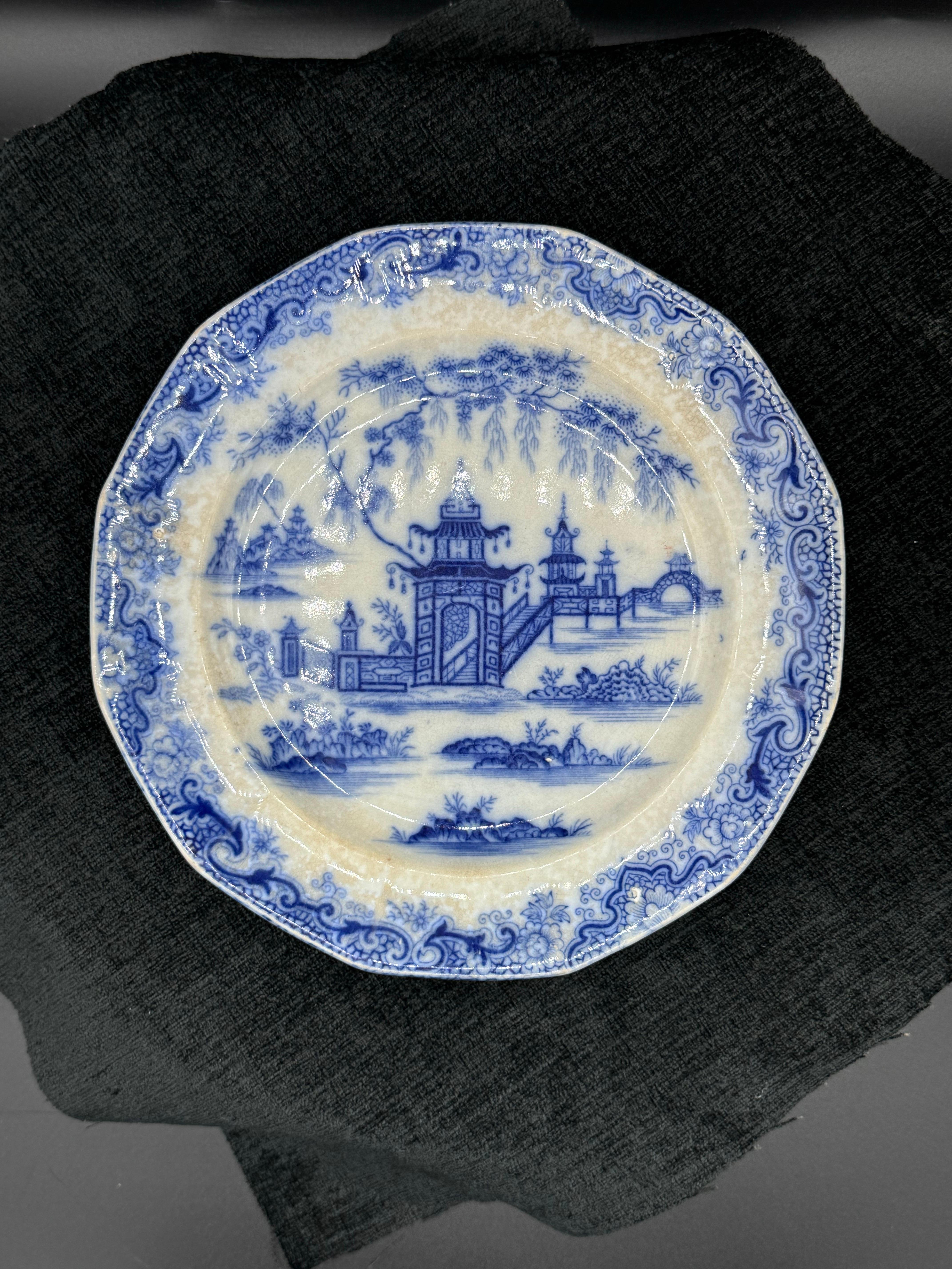 Blau-weißer Teller 8.25 Staffordshire Transferware Whampoa Muster im Zustand „Gut“ im Angebot in Huntington, NY