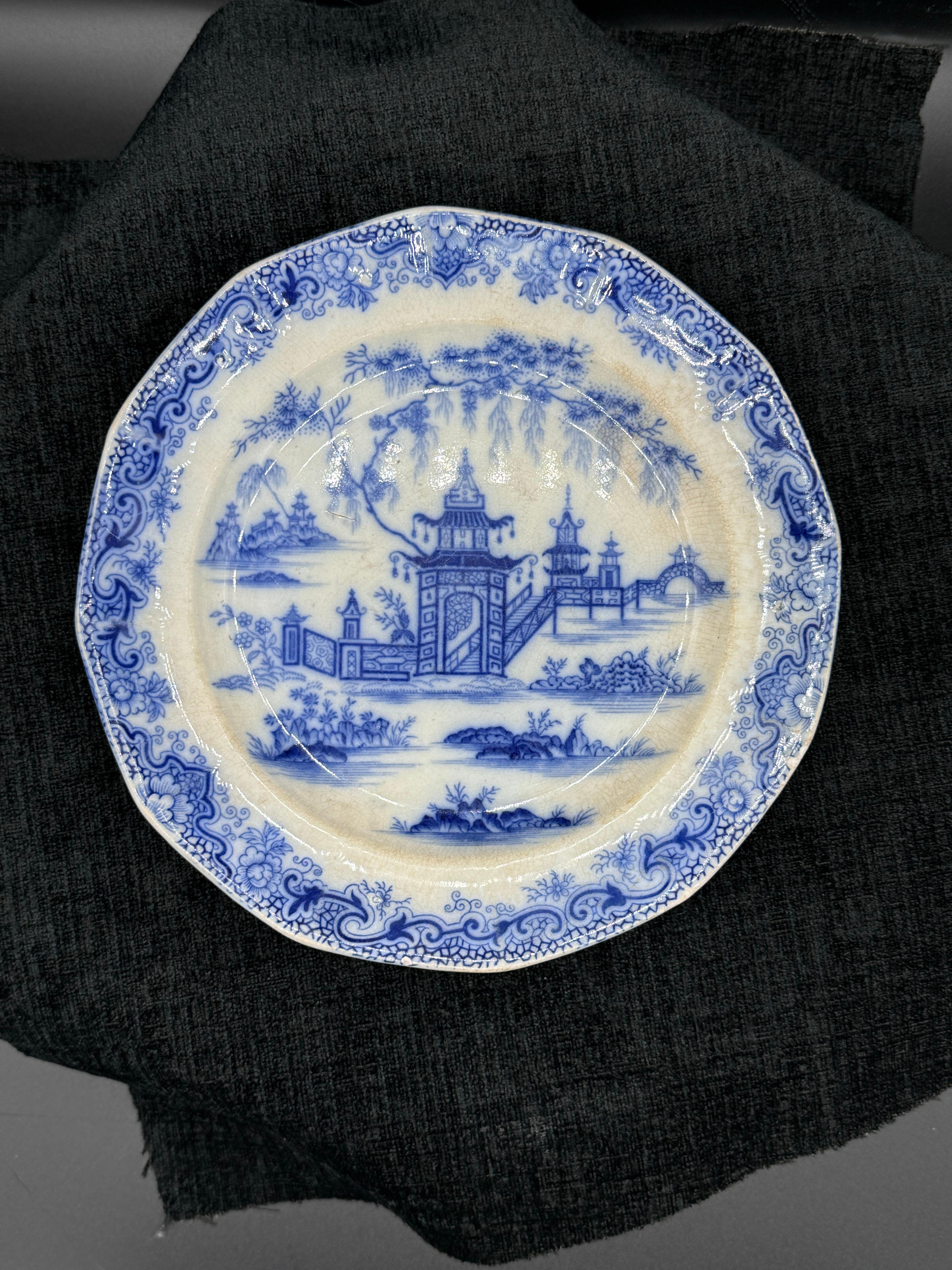 Assiette bleue et blanche 8.25