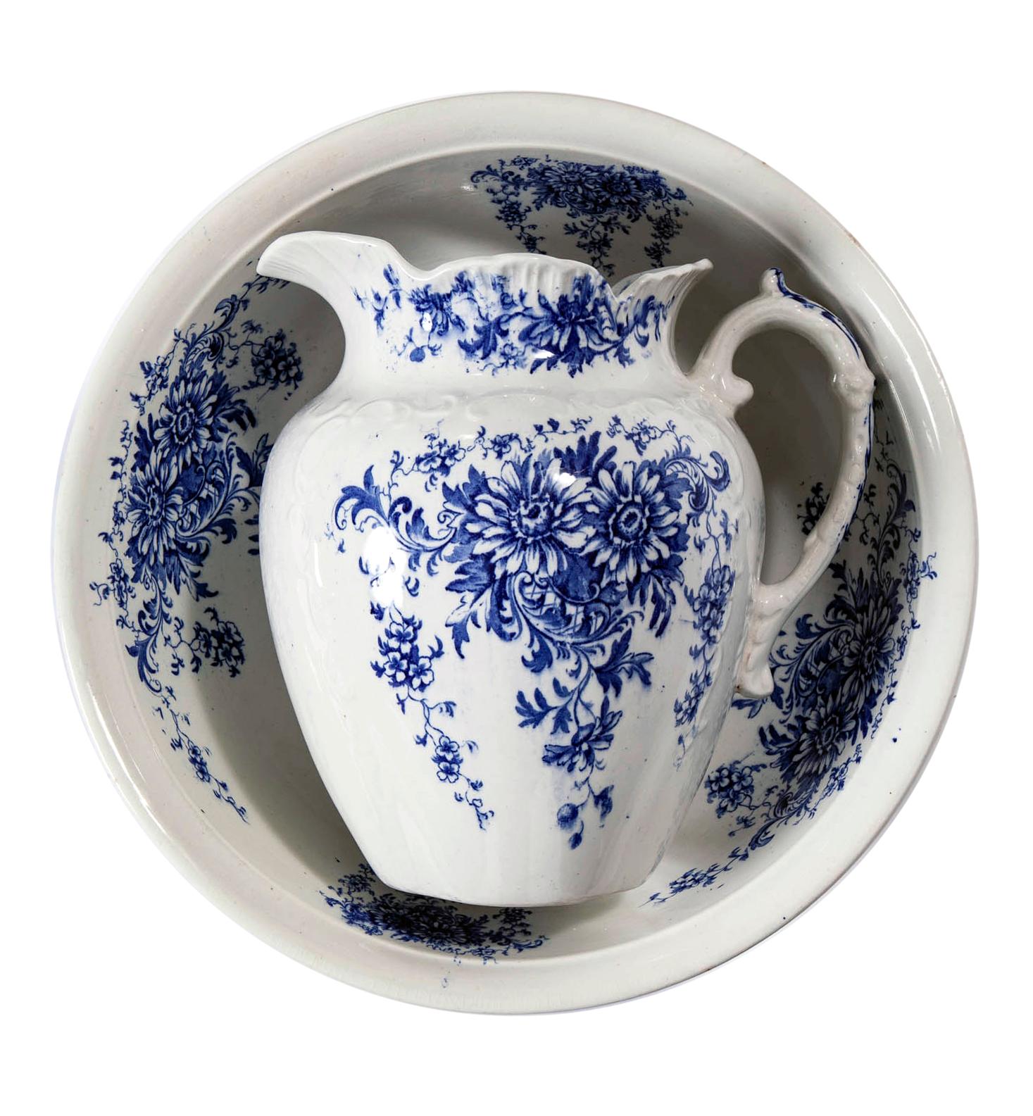 Blue & White Porcelain Pitcher & Bowl In Good Condition In Malibu, CA