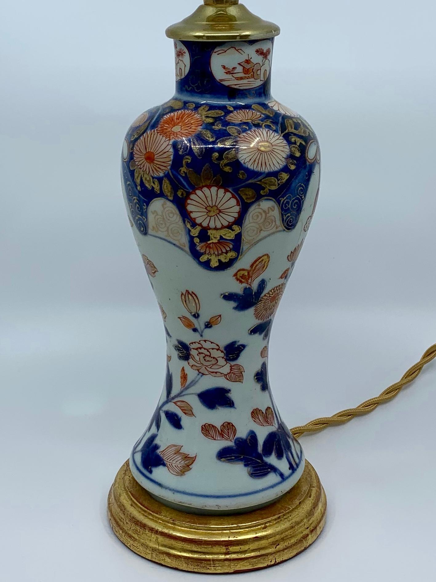 Lámpara de porcelana azul, blanca, roja y dorada sobre base de madera dorada en venta 3