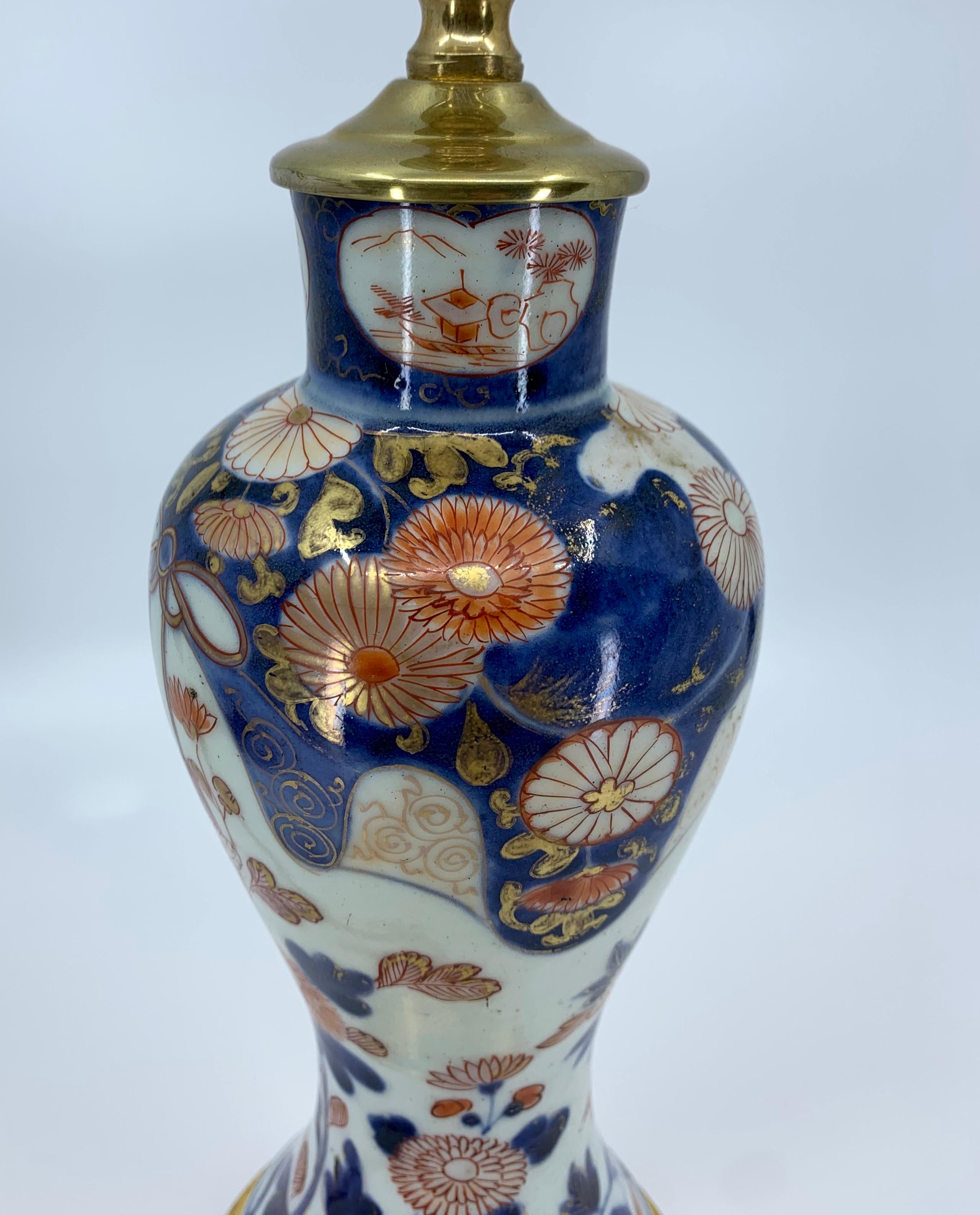 Lampe en porcelaine bleue, blanche, rouge et dorée sur base en bois doré en vente 1