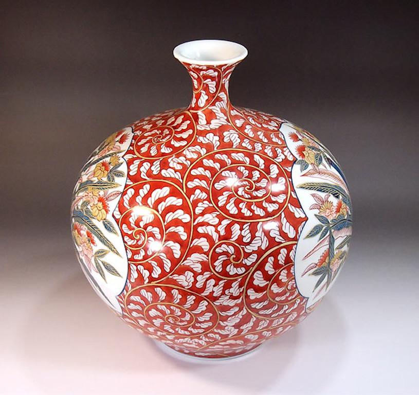 Exquisite Japanese contemporary gilded porcelain decorative vase, intricately hand painted in red, white and blue on a beautifully shaped body, a signed work by highly acclaimed Japanese master porcelain artist in Imari-Arita tradition of Japan, and