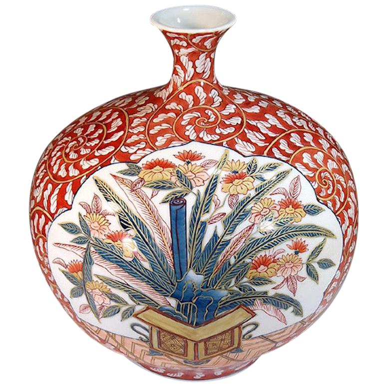 Vase aus blauem, weißem und rotem Porzellan von zeitgenössischem japanischen Meister