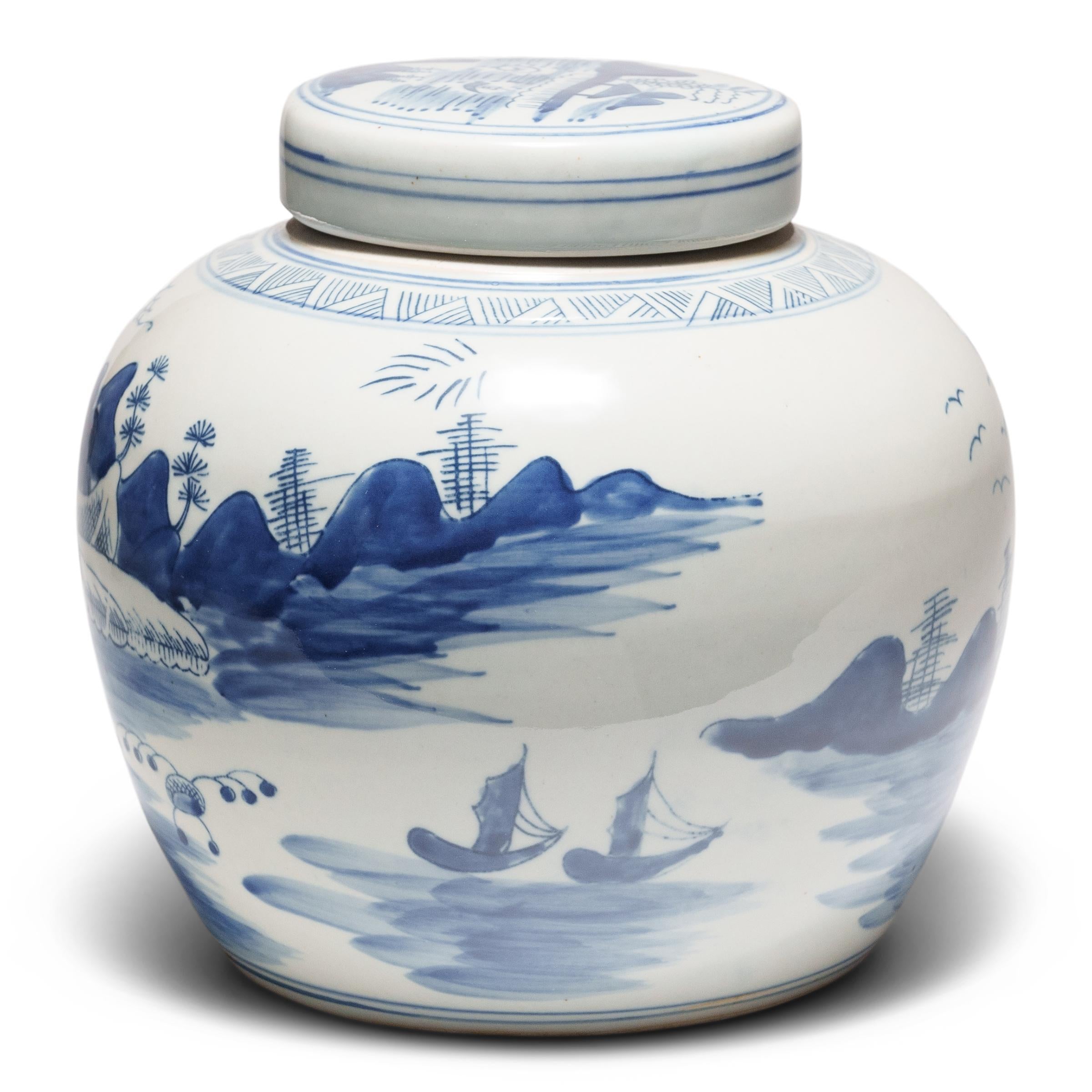 Ce pot à gingembre rond en porcelaine est brillamment émaillé dans le style bleu et blanc. Combinant le travail au pochoir et les ombres brossées à la main, la jarre est décorée de paysages de montagne et d'eau, un genre de peinture chinoise connu