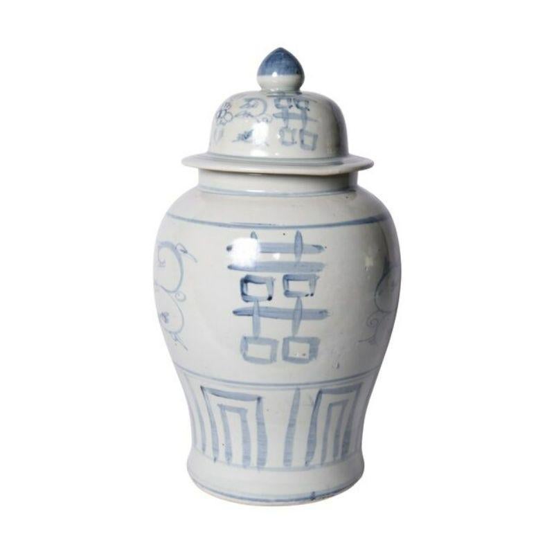 Chinois Jarre de temple en forme de jarre bleue et blanche à motif de double bonheur en forme de mer de mer en vente