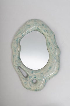 Specchio in pietra blu/bianca e resina di Marcela Cure