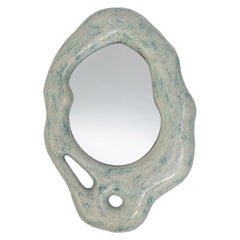 Specchio in pietra blu/bianca e resina di Marcela Cure