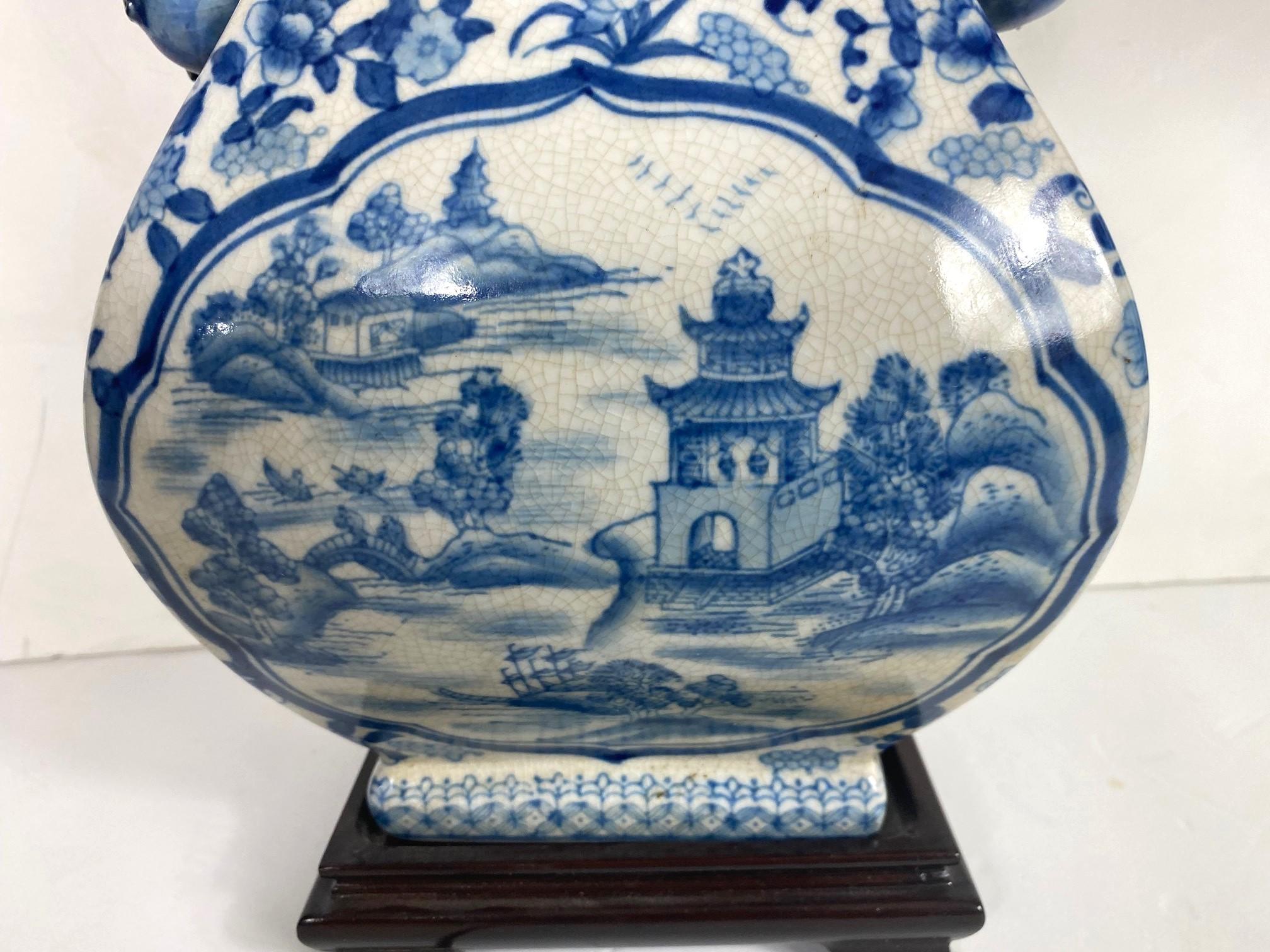 A  Paar asiatische blau-weiße Tischlampen mit maßgefertigten Schirmen.
Größe der Lampe: 8 