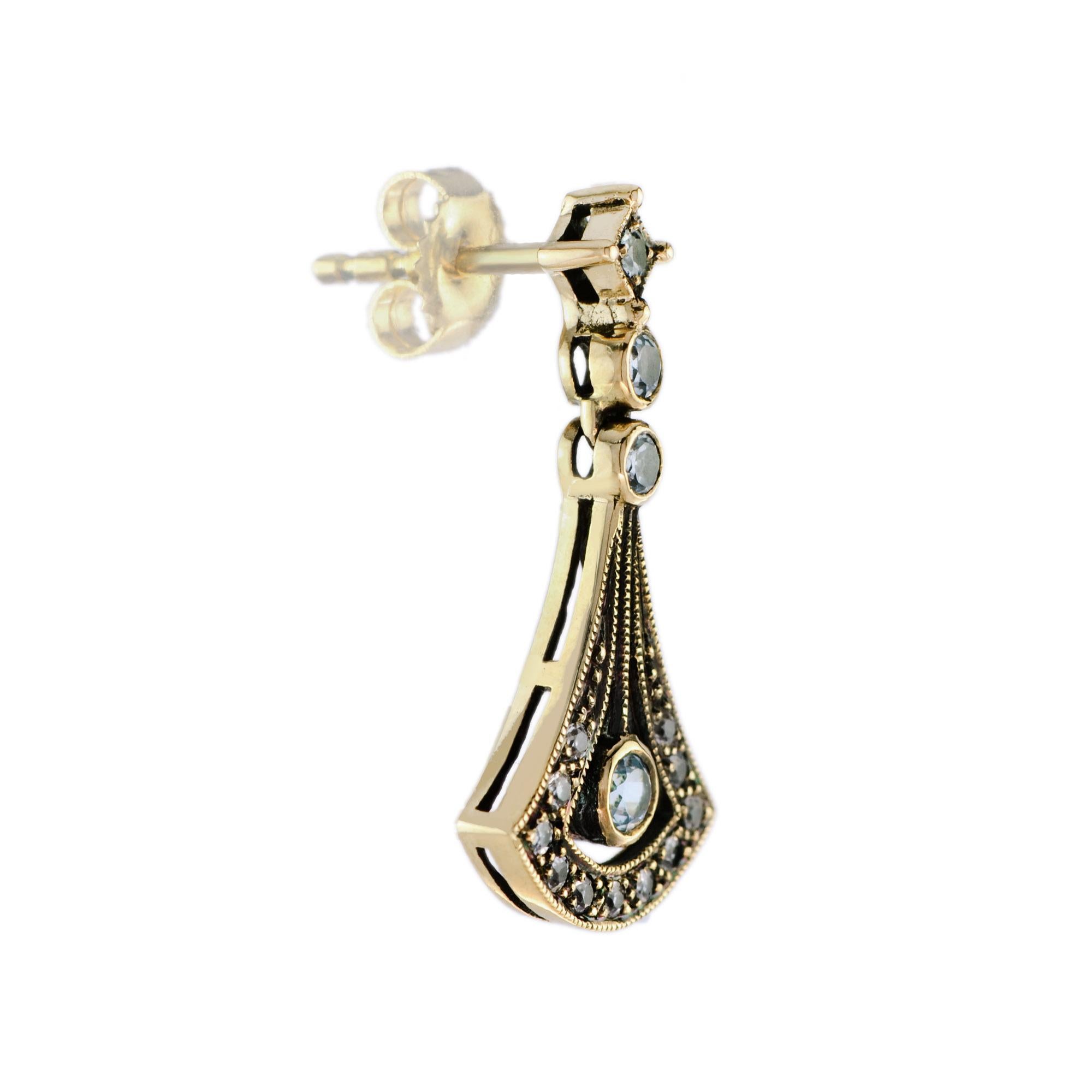 Ein absolut fabelhaftes Paar zierlicher und diskreter Tropfenohrringe im Art-Déco-Stil aus oxidiertem Gelbgold, besetzt mit himmelblauem Topas und weißem Saphir. Sie verleiht jedem Outfit einen Hauch von Glamour. 14K Gelbgold. 
Ohrringe