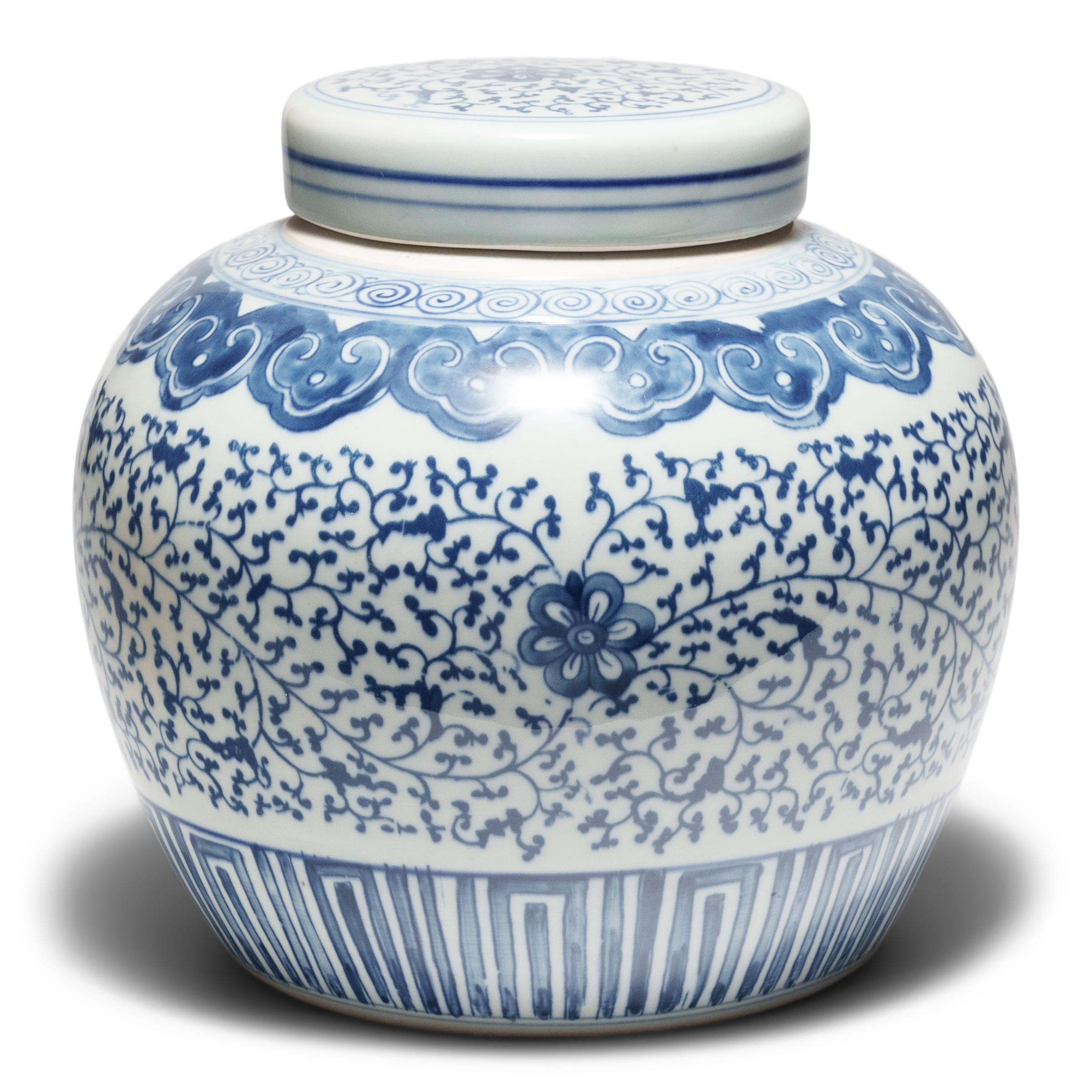 Chinois Pot de gingembre bleu et blanc avec vignes traçantes en vente