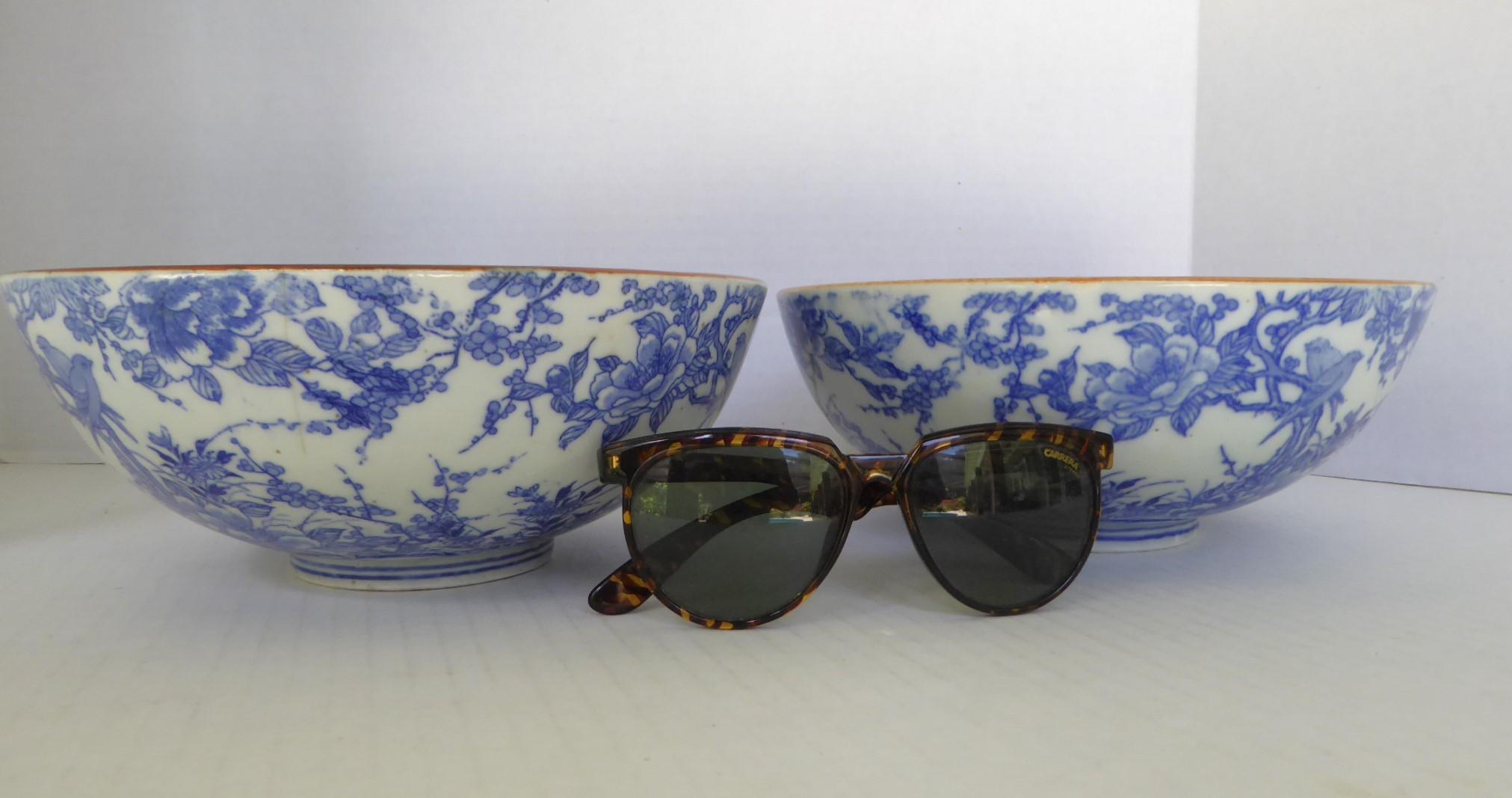  Hübsches Paar japanischer Porzellanschalen mit Transferdesign in Blau/Weiß. Das äußere blaue Design eines Vogelpaares auf einem blühenden Baumzweig, wobei die Flora den Rest des Designs auf dem weißen Hintergrund bedeckt.  Innen großes