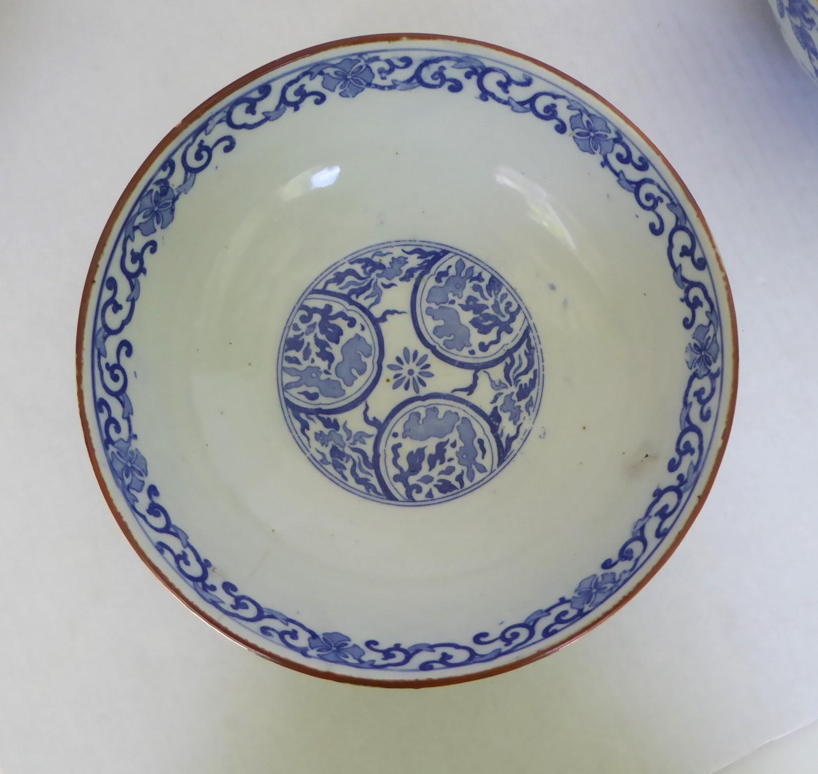 Paar japanische Imari-Keramikschalen in Blau/Weiß im Transfer-Design, 1950er Jahre (Mitte des 20. Jahrhunderts) im Angebot