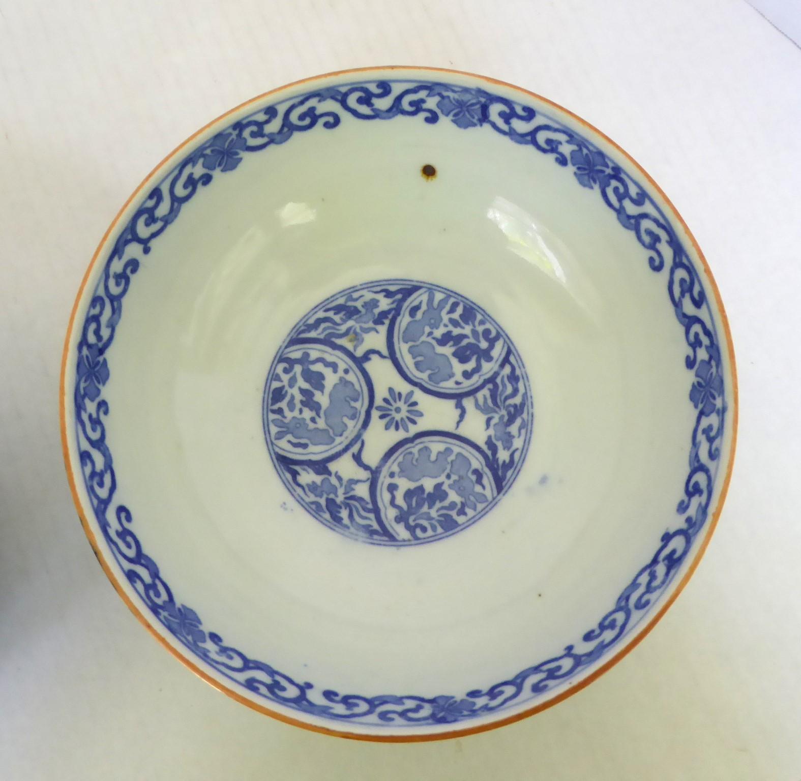 Paar japanische Imari-Keramikschalen in Blau/Weiß im Transfer-Design, 1950er Jahre im Angebot 1