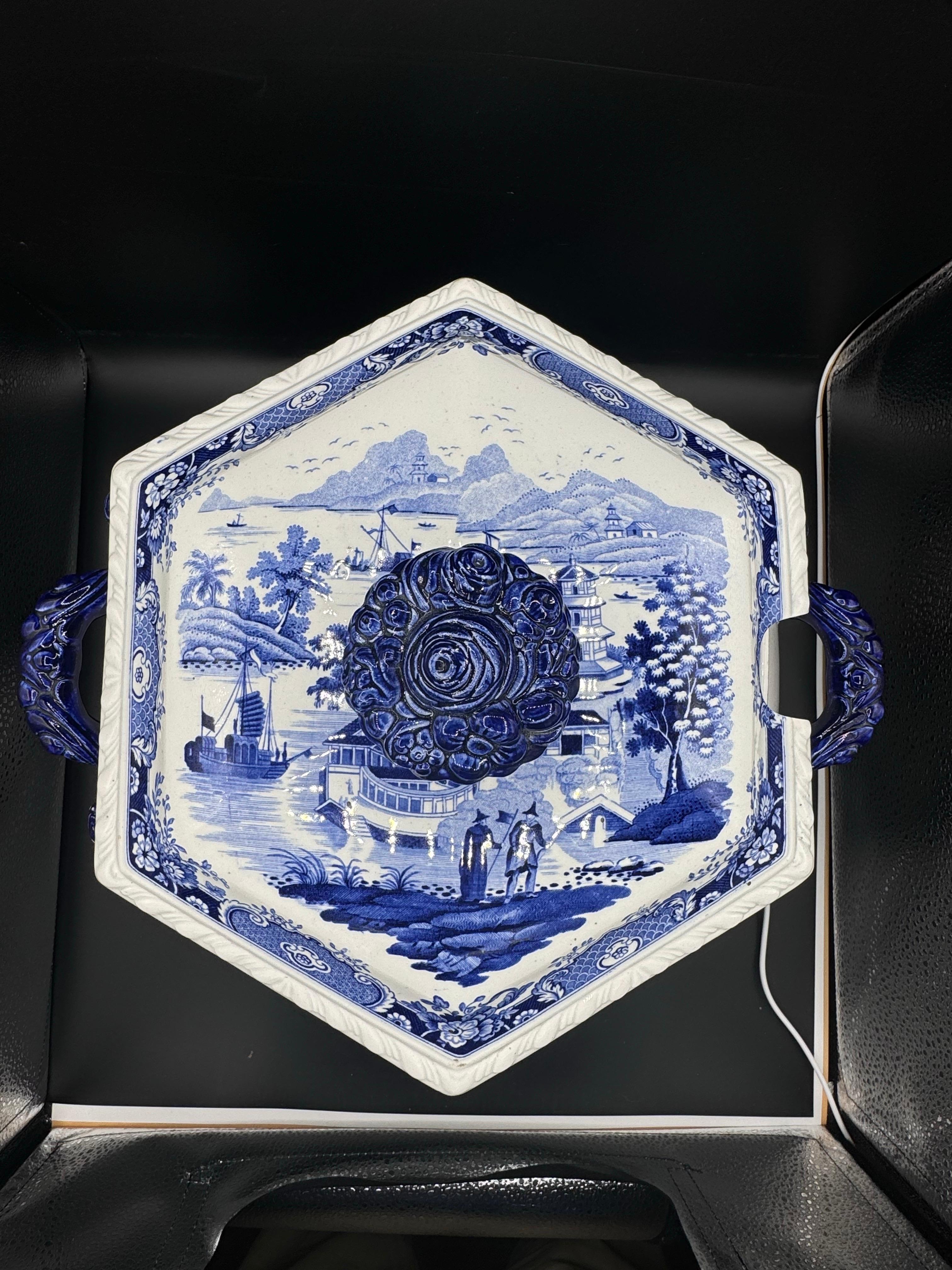 Sopera y Plato Azul y Blanco Motivo 