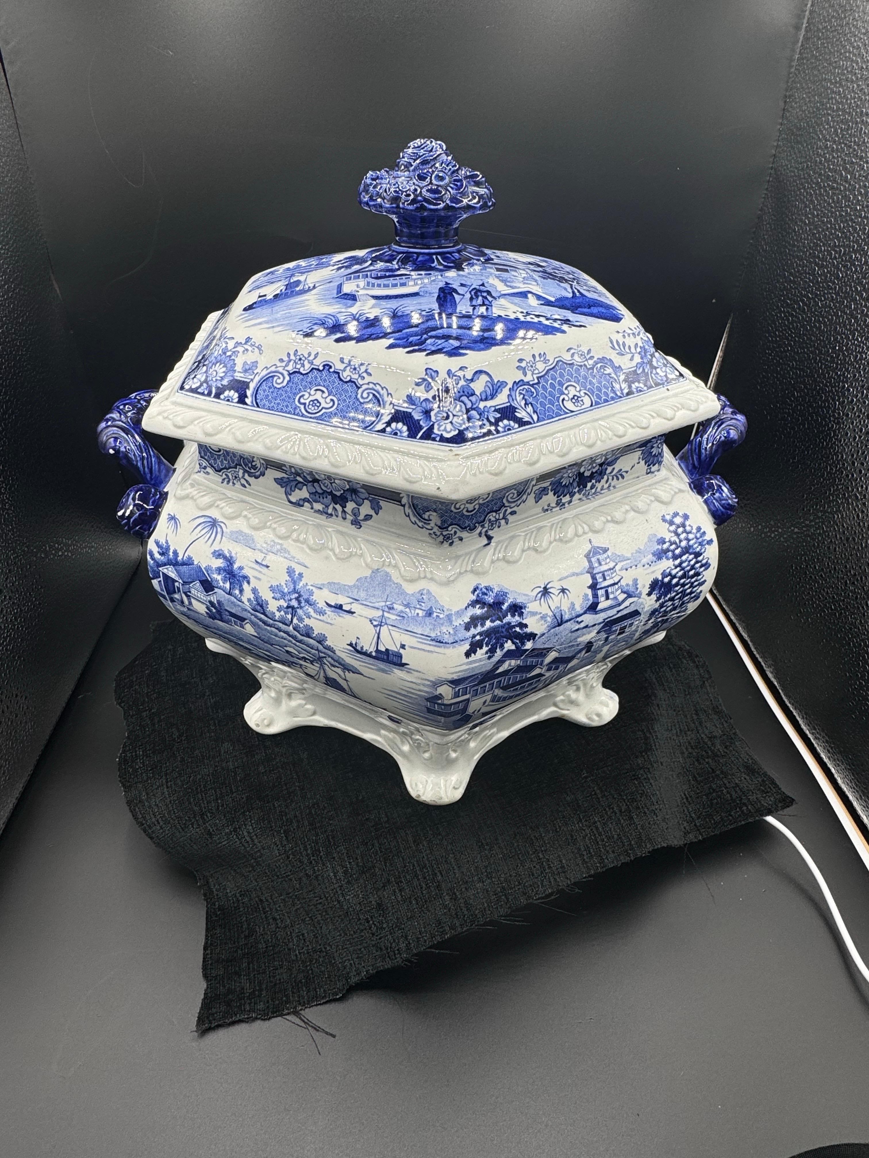 Sopera y fuente azul y blanca  