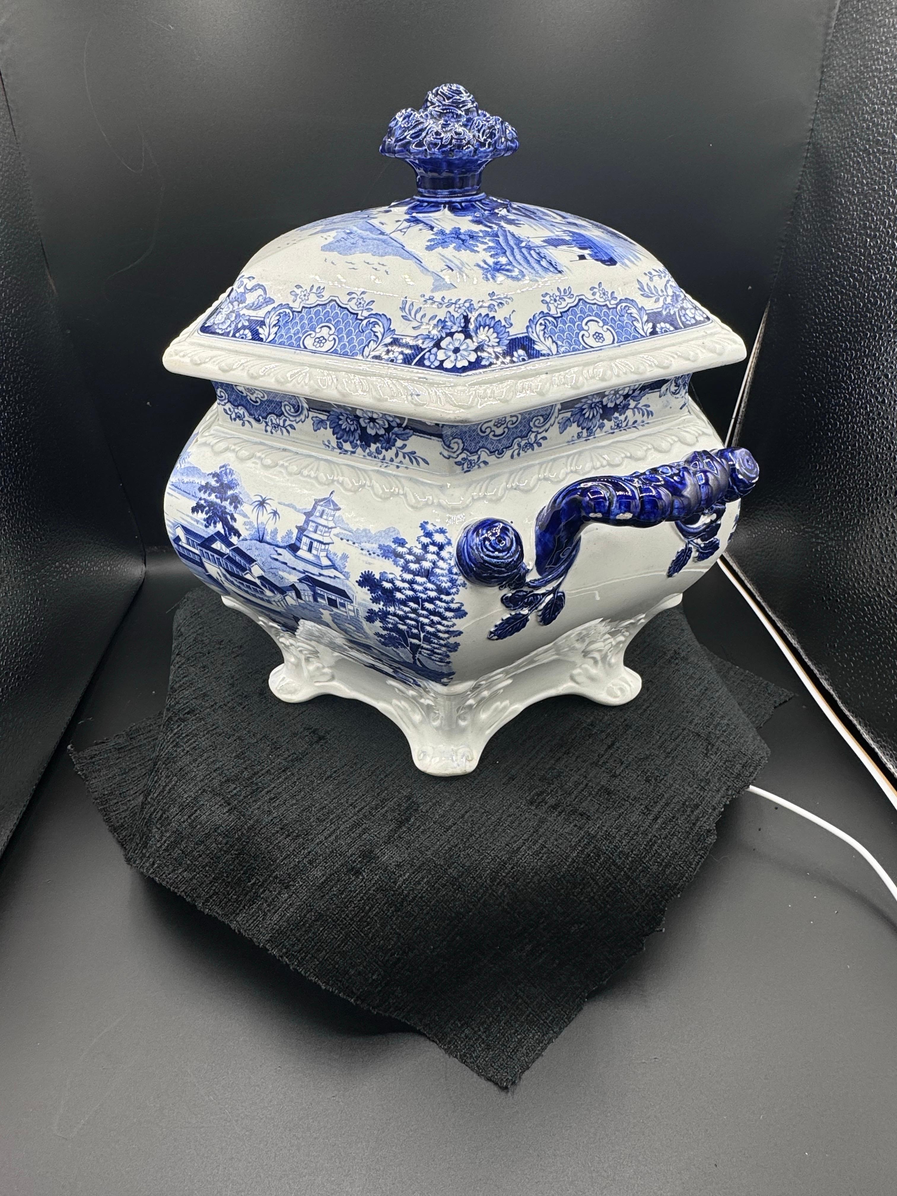 Sopera y fuente azul y blanca  