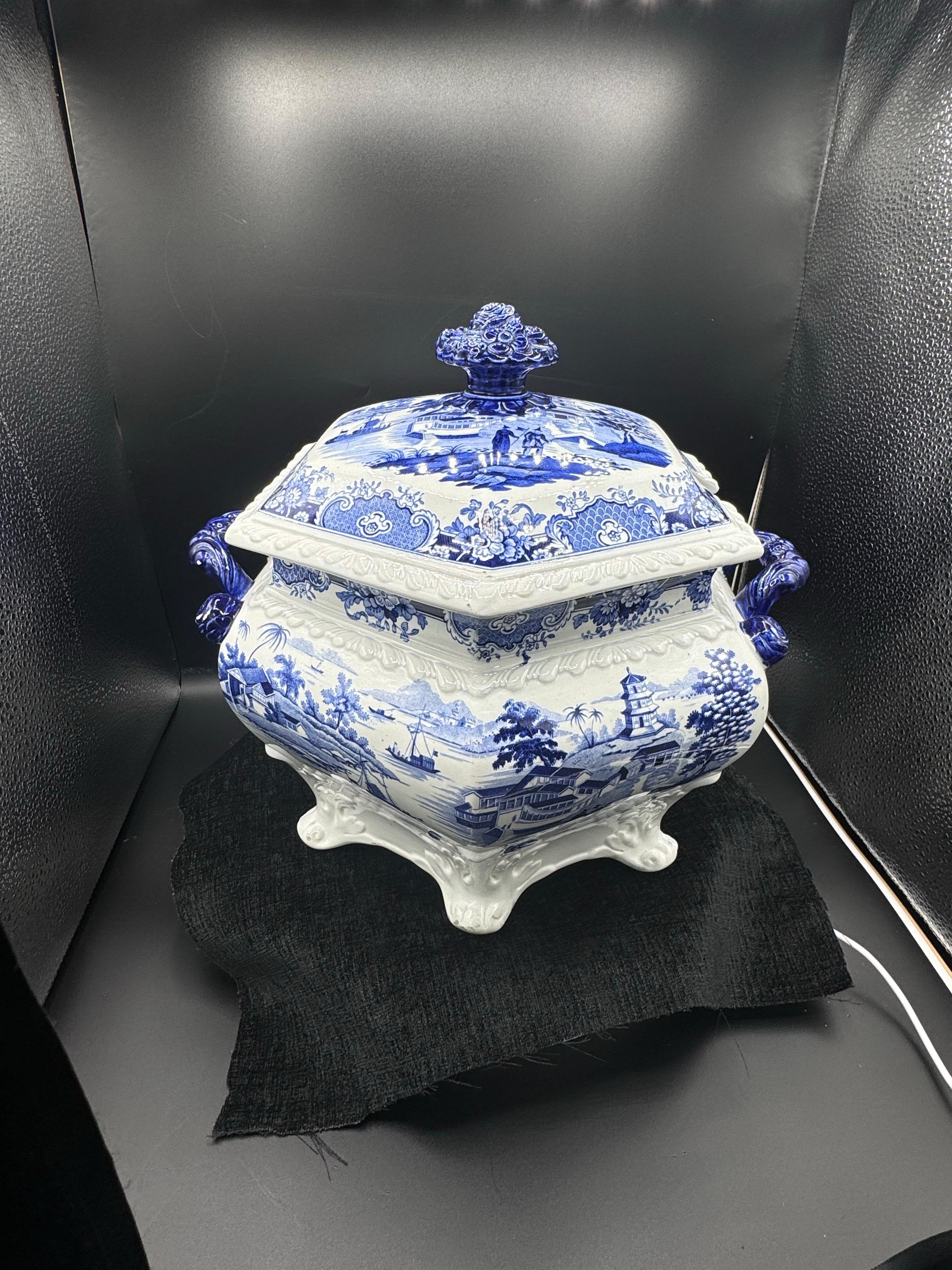 Sopera y fuente azul y blanca  