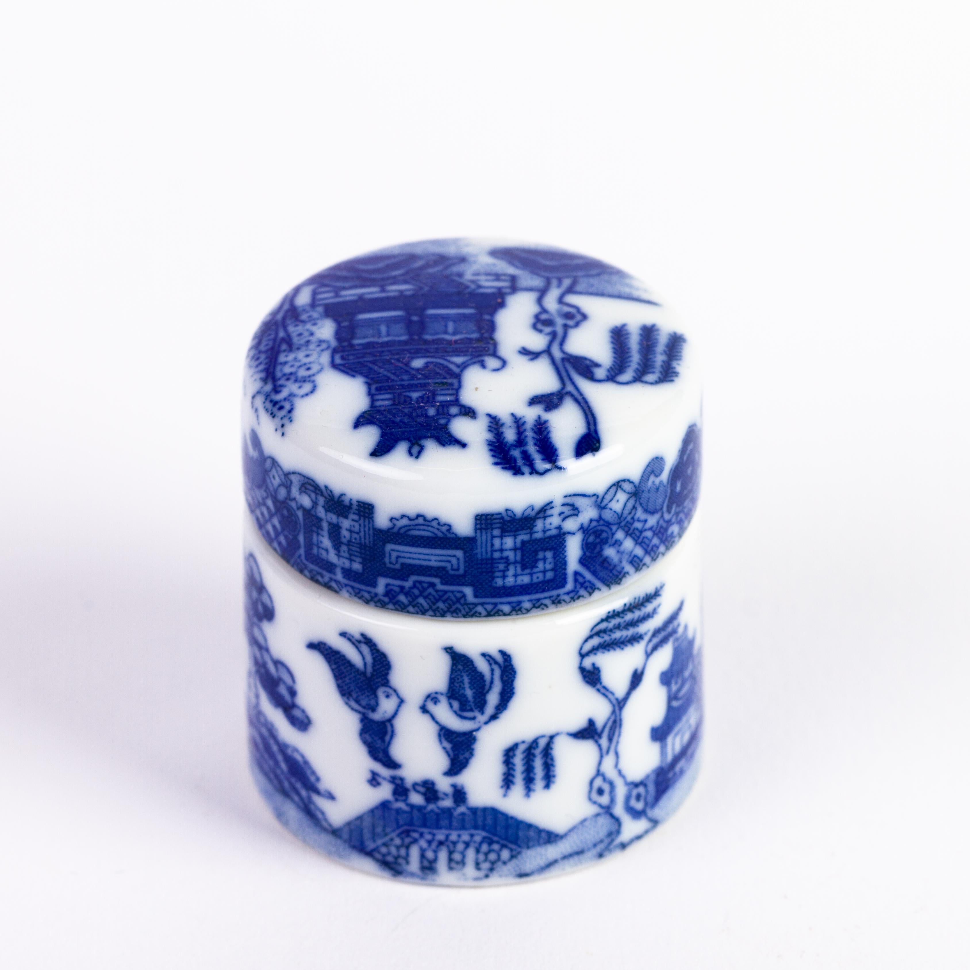 Blue Willow Fine Porcelain Pillbox  In Good Condition In Nottingham, GB