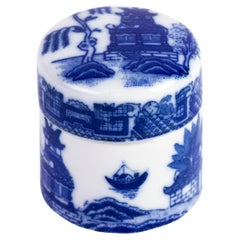 Boîte à pilules en porcelaine fine bleu saule 