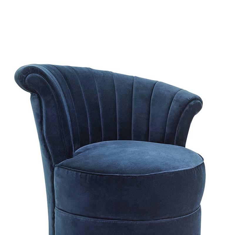 Armchair blue wing right with structure in solid
wood cover with blue velvet fabric. With gold finish
round base frame. Also available in red velvet fabric.