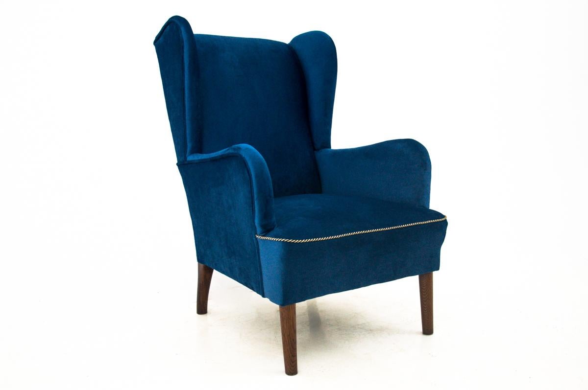 Armchair from the mid-20th century. Furniture in very good condition, after professional renovation, upholstered with new fabric.

Dimensions: height 105 cm / seat height 39 cm / width 71 cm / depth 92 cm.