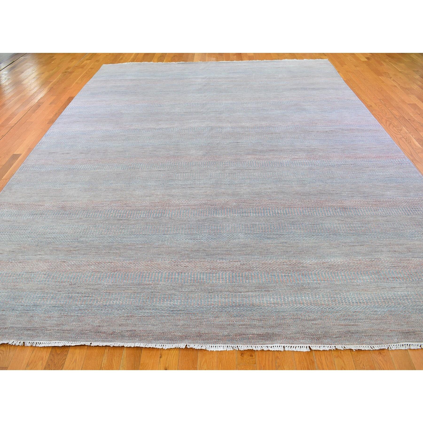 Moderne Tapis noué à la main, bleu avec touches de gazon pêche, 10'x14'2