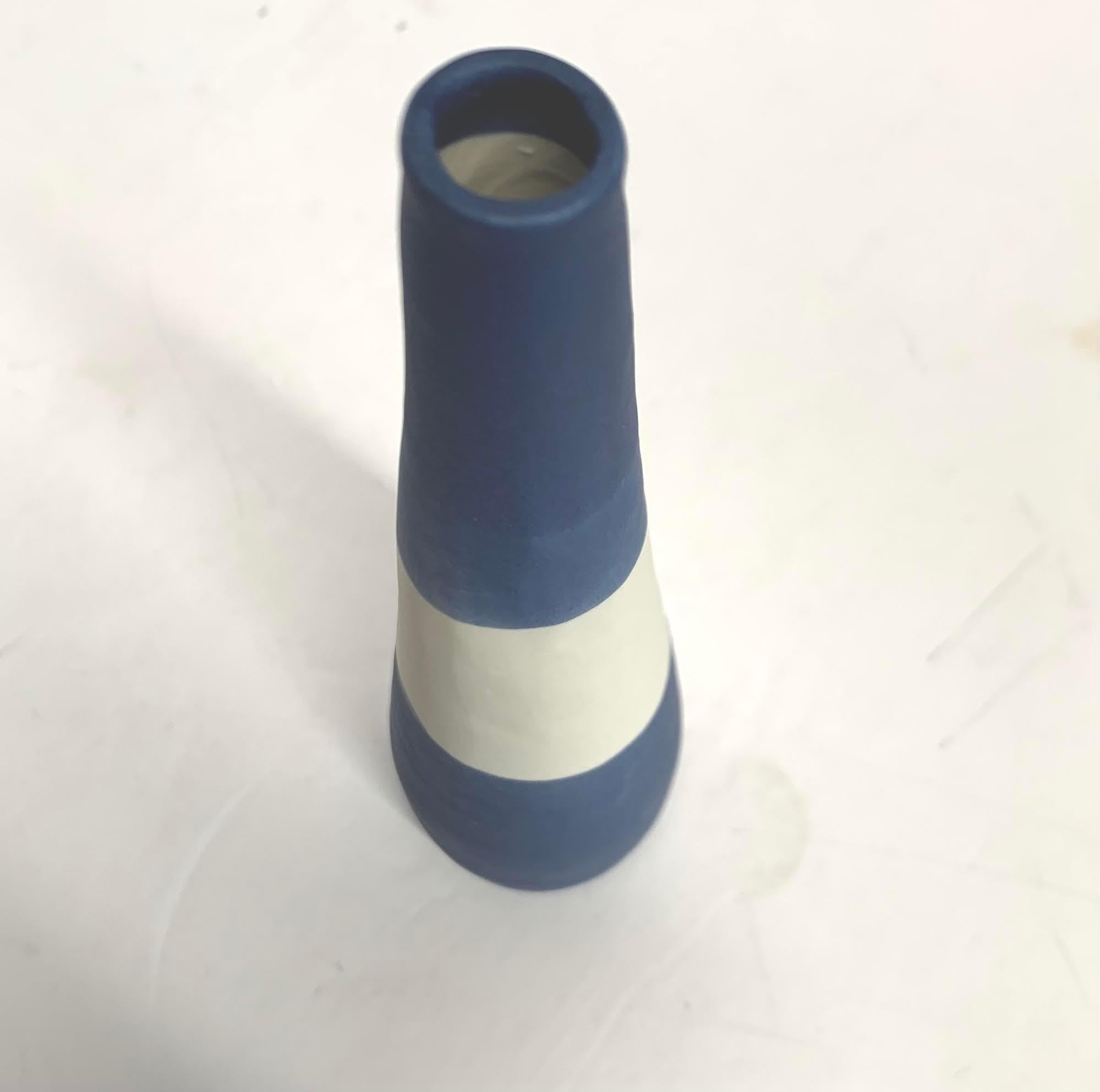 Handgefertigte dünne Vase in Blau mit weißem Farbblockdesign, Italien, zeitgenössisch (Italienisch) im Angebot