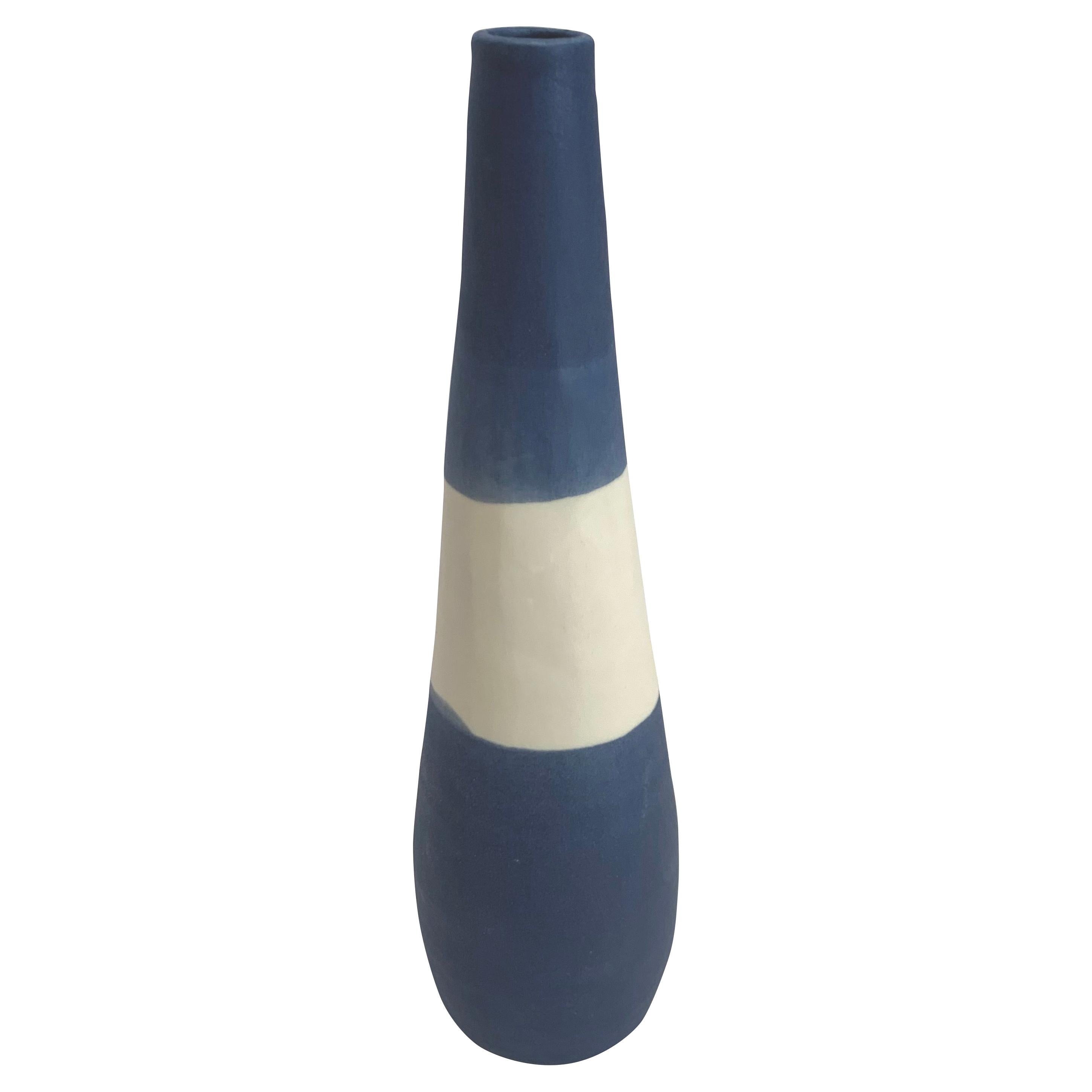 Handgefertigte dünne Vase in Blau mit weißem Farbblockdesign, Italien, zeitgenössisch