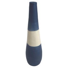 Vase fin fait à la main en bleu avec motif de blocs de couleurs blancs, Italie, contemporain