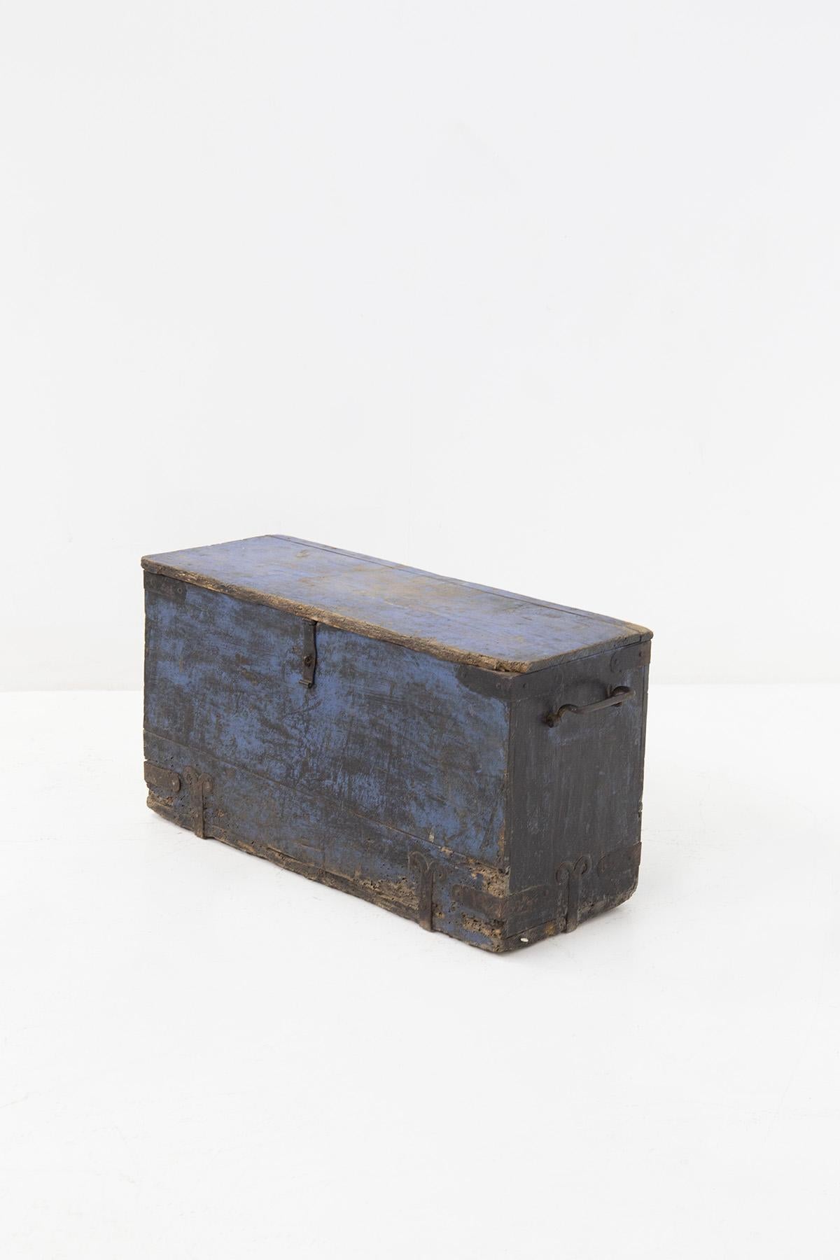 Fabulous painted wooden decorative trunk box from the Rustic Chic period of the early 1920s, made in Italy. The trunk can also be placed in the Fané style.
The box are small in size and are useful for organizing and arranging objects.
They are