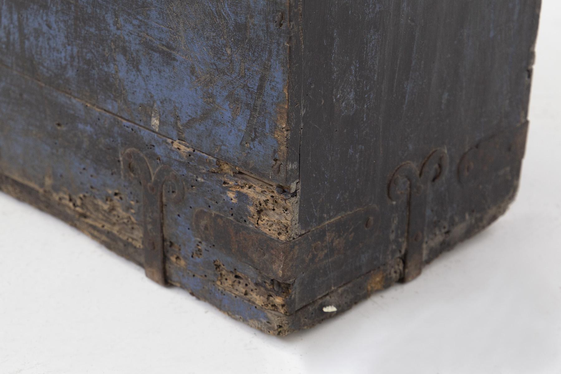 Early 20th Century Blue Wood Rustic Decorative Trunk in Fané Style