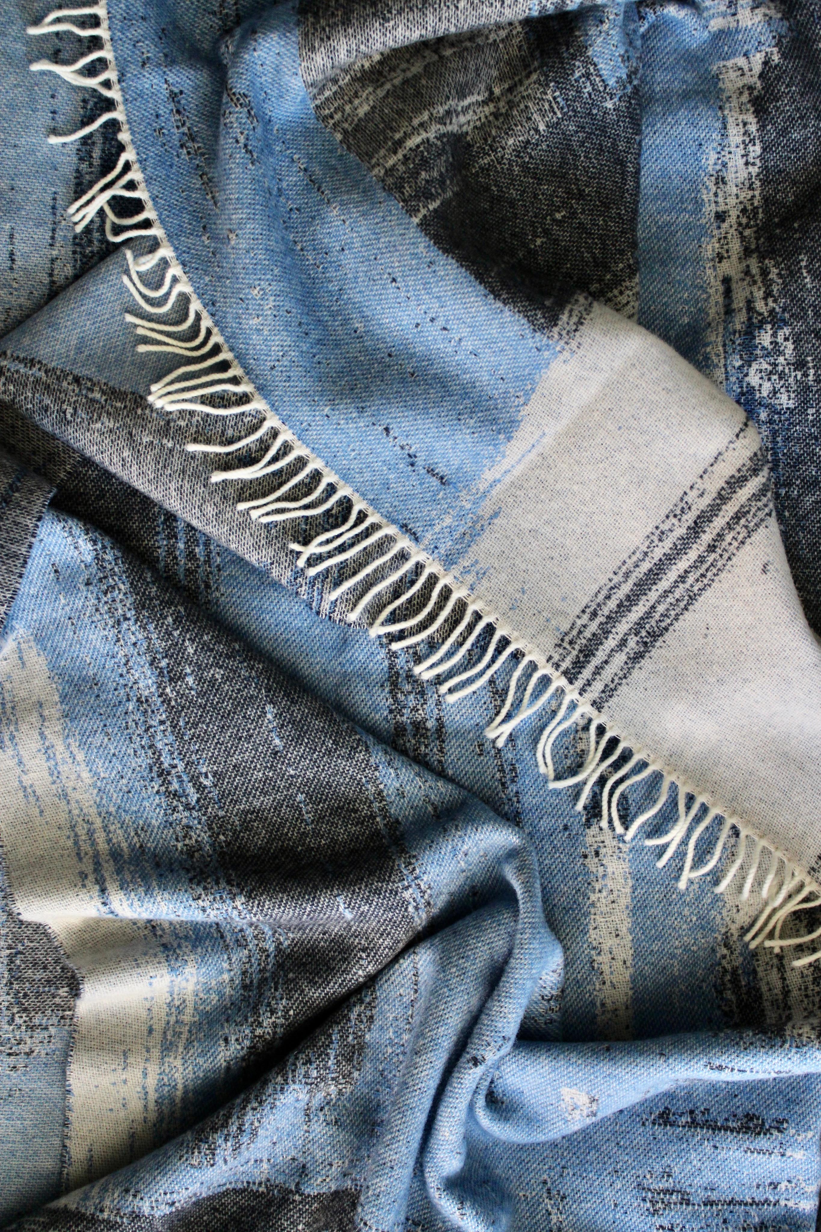 italien Plaid en laine et cachemire bleu fabriqué en Italie - Brushstroke Design en vente