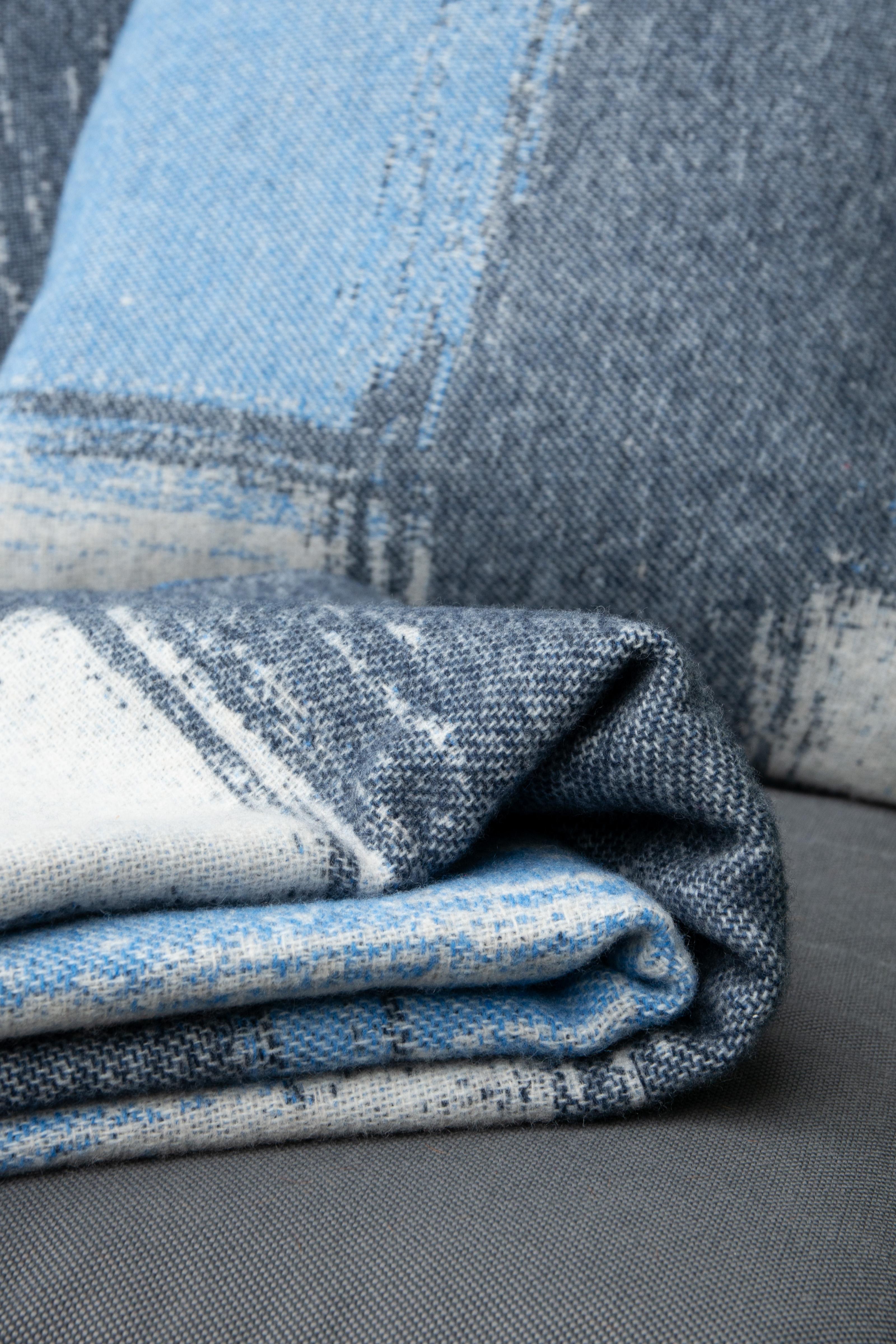 Tissage Plaid en laine et cachemire bleu fabriqué en Italie - Brushstroke Design en vente