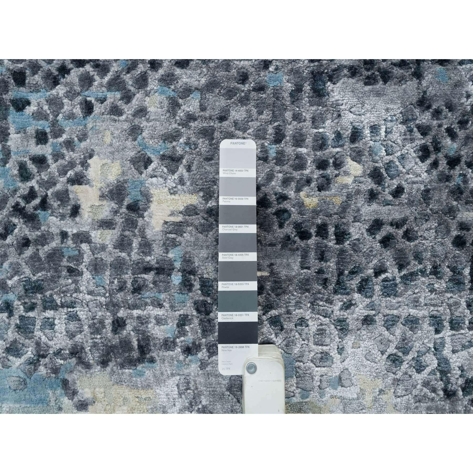 XXI secolo e contemporaneo Tappeto blu in lana e seta annodato a mano dal design moderno e sovradimensionato 11'10