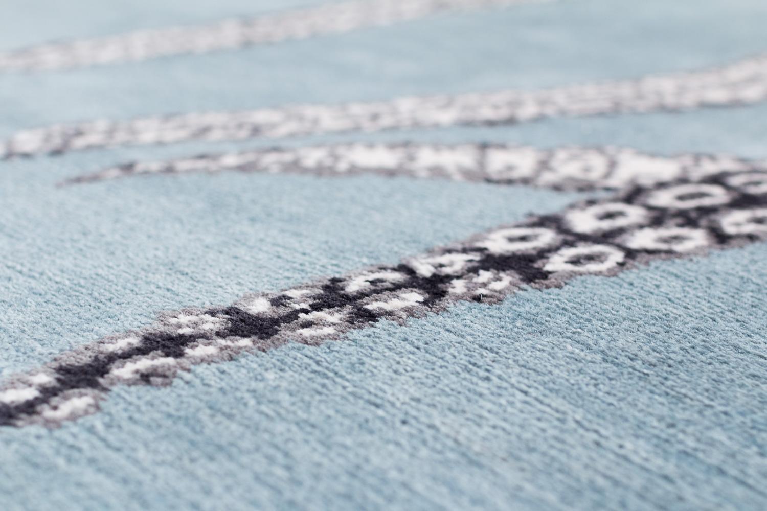 Noué à la main Tapis d'art octopus moderne fait à la main en soie et en laine bleu encre de Joseph Carini en vente