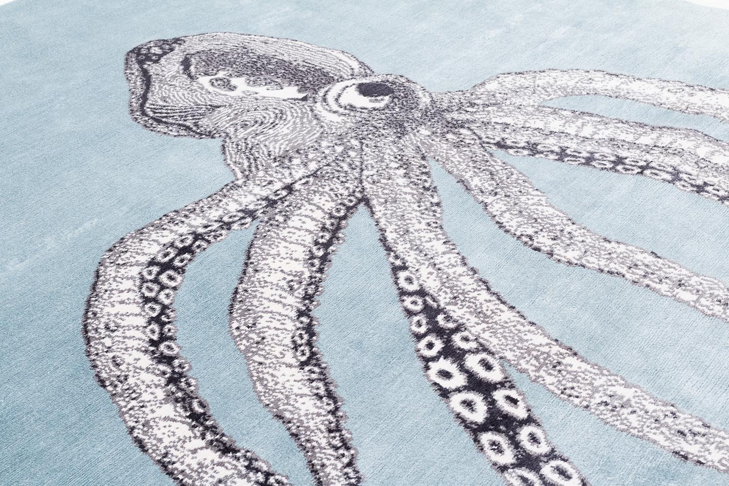 Moderne Tapis d'art octopus moderne fait à la main en soie et en laine bleu encre de Joseph Carini en vente