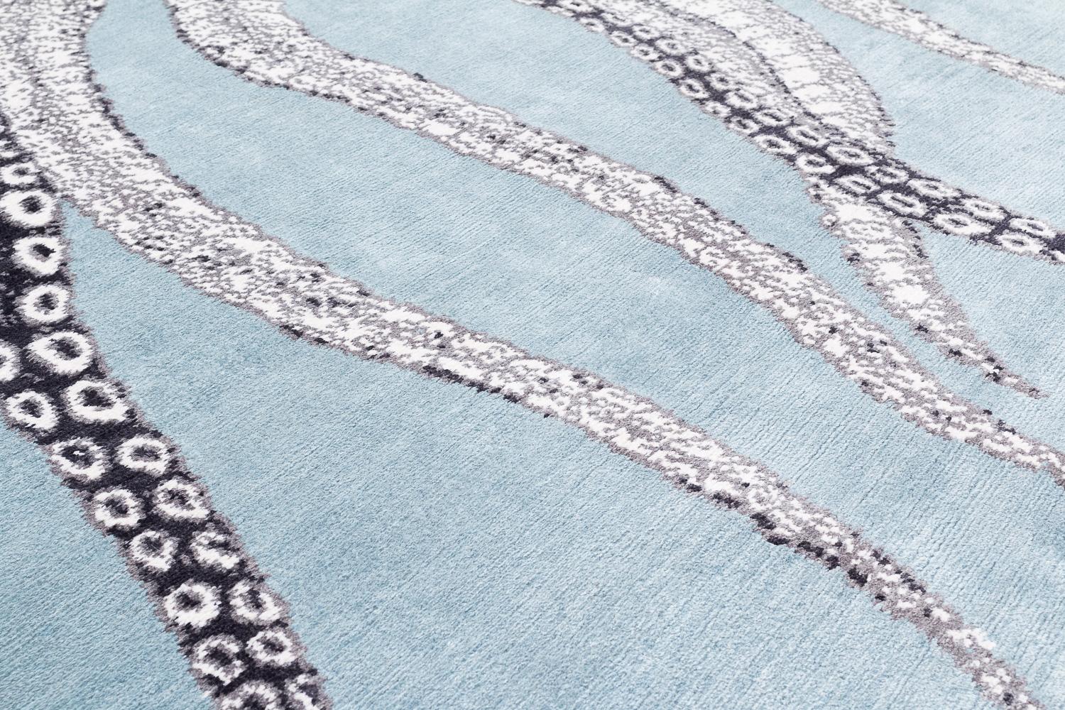 Laine Tapis d'art octopus moderne fait à la main en soie et en laine bleu encre de Joseph Carini en vente