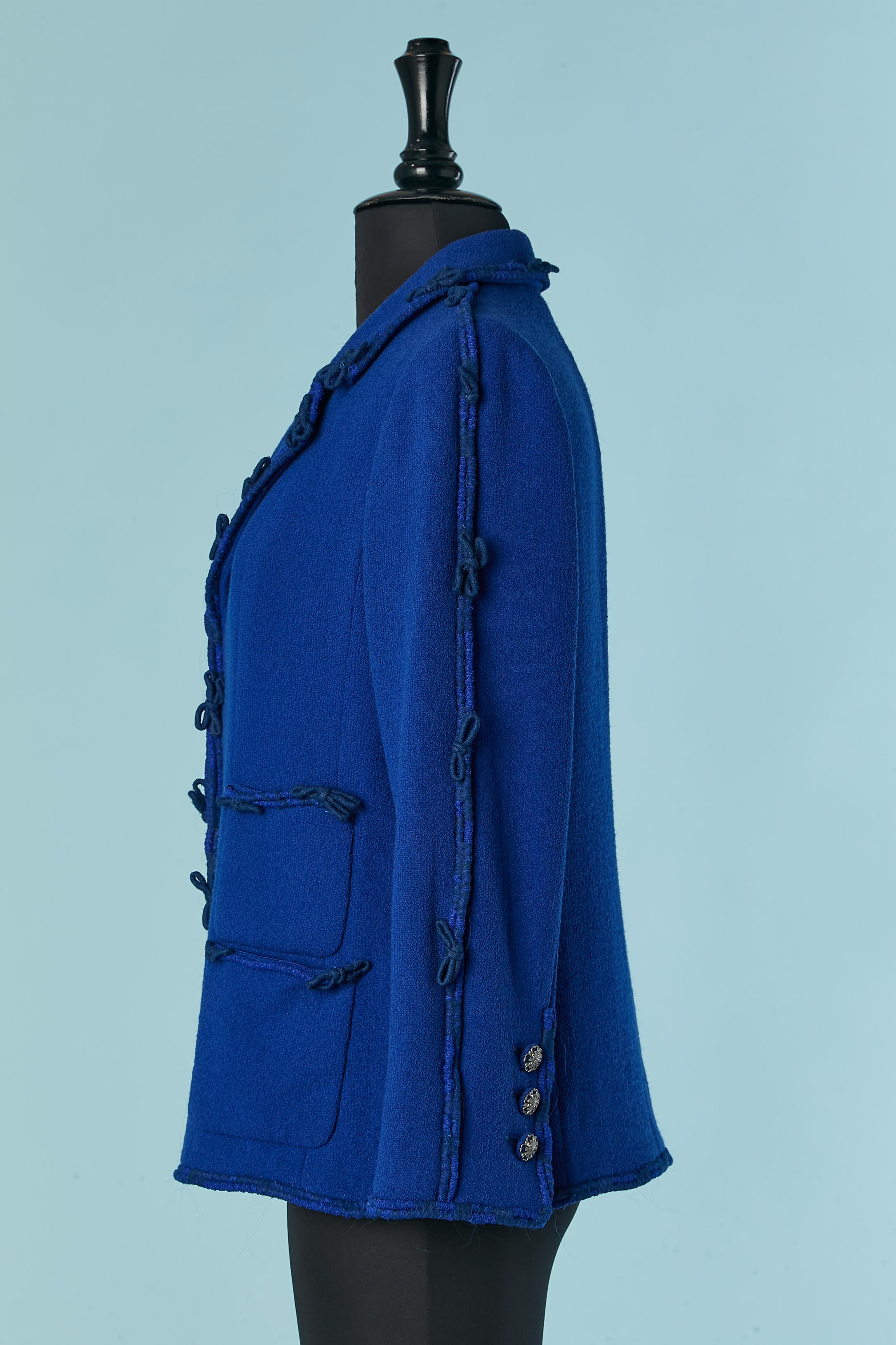 Giacca in lana blu con fiocco e abbellimento Chanel in vendita 2