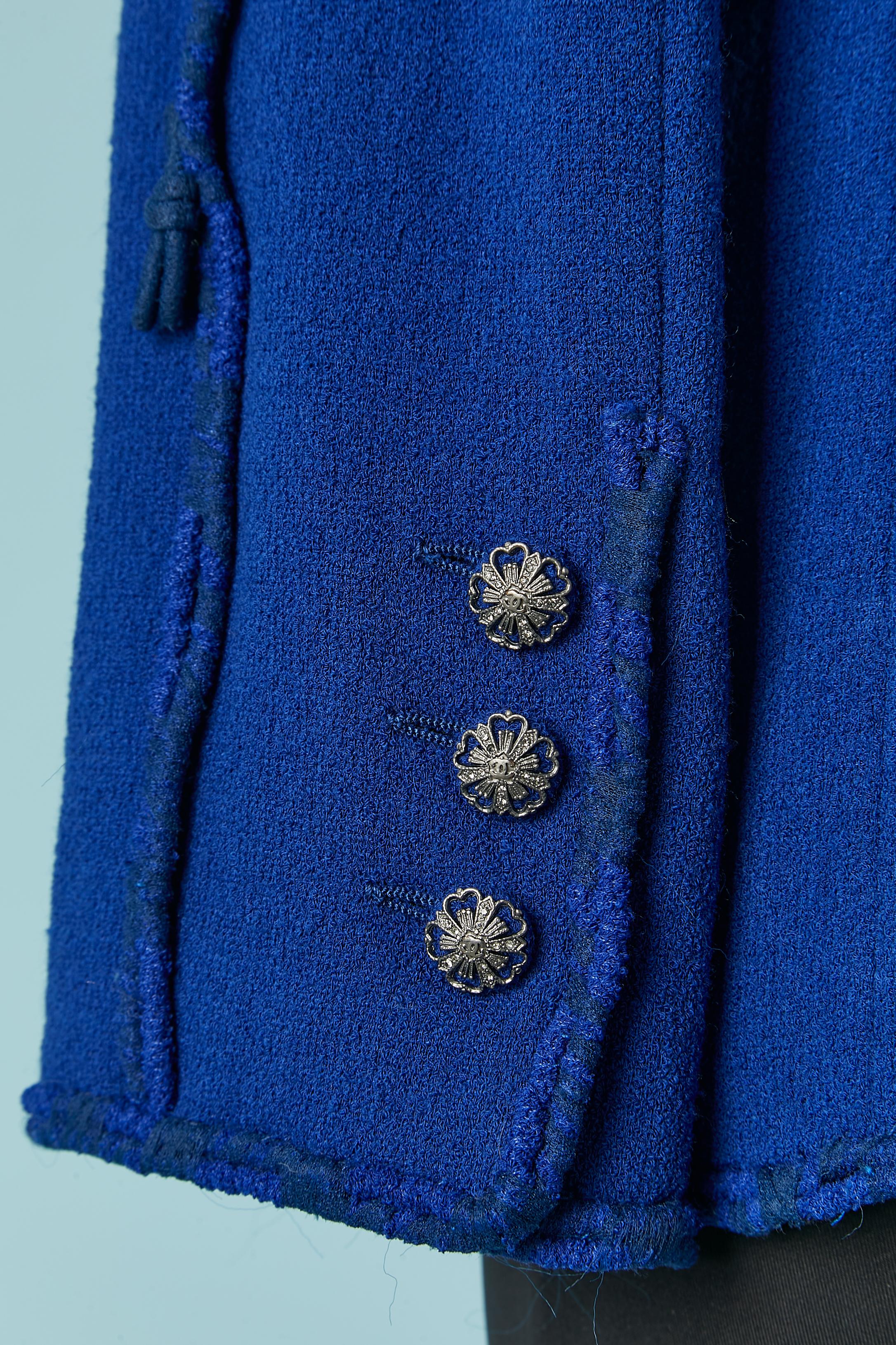 Giacca in lana blu con fiocco e abbellimento Chanel in vendita 3