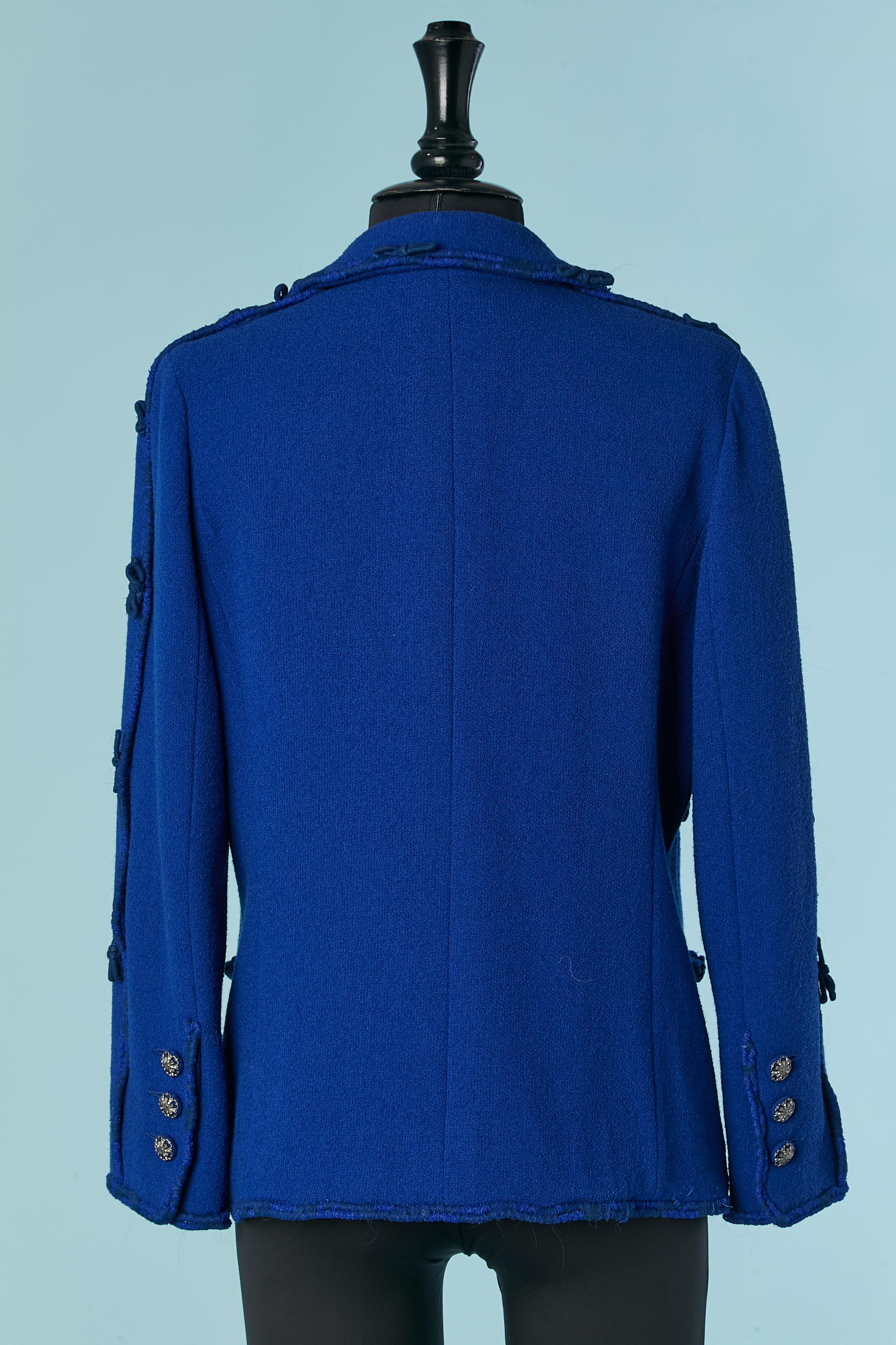 Giacca in lana blu con fiocco e abbellimento Chanel in vendita 4