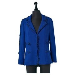 Giacca in lana blu con fiocco e abbellimento Chanel