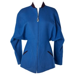 Blaue Wolljacke mit burgunderrotem Kragen und Tasche Thierry Mugler